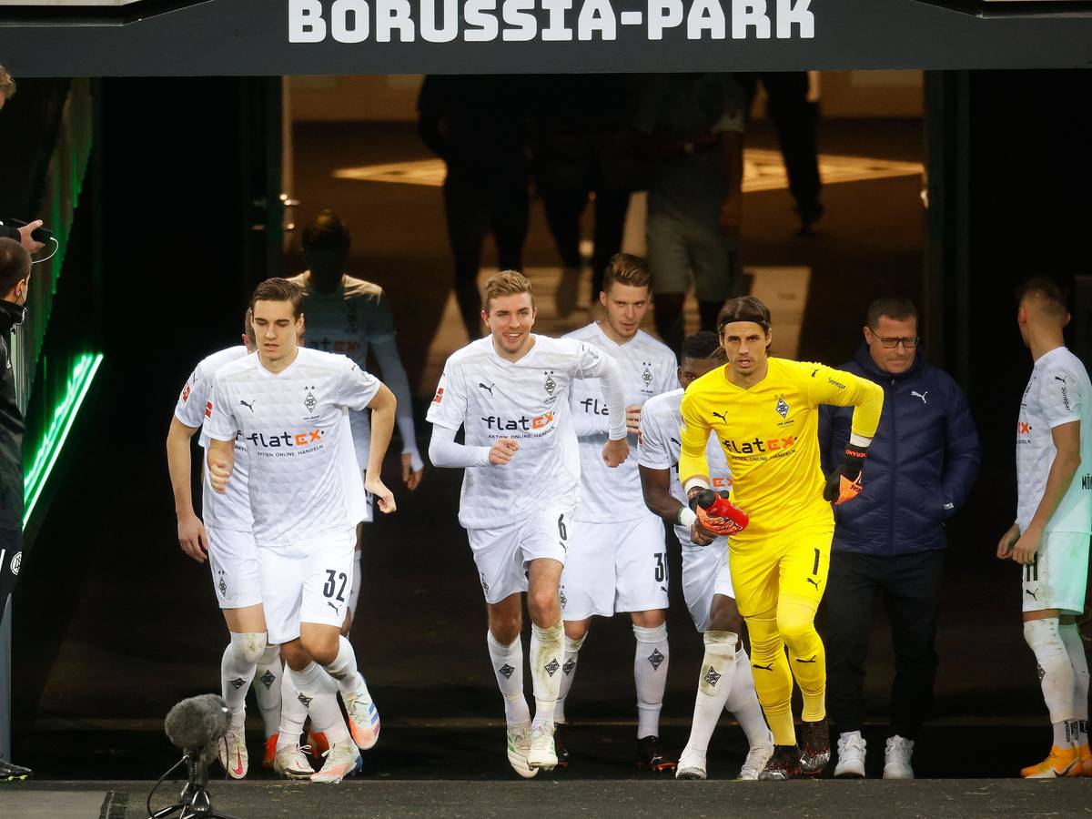 Spieler von Borussia Mönchengladbach beim Einlaufen.