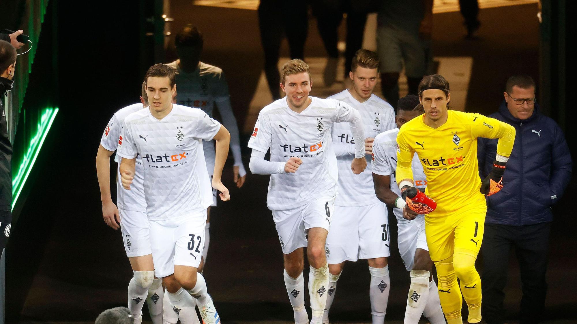 Spieler von Borussia Mönchengladbach beim Einlaufen.