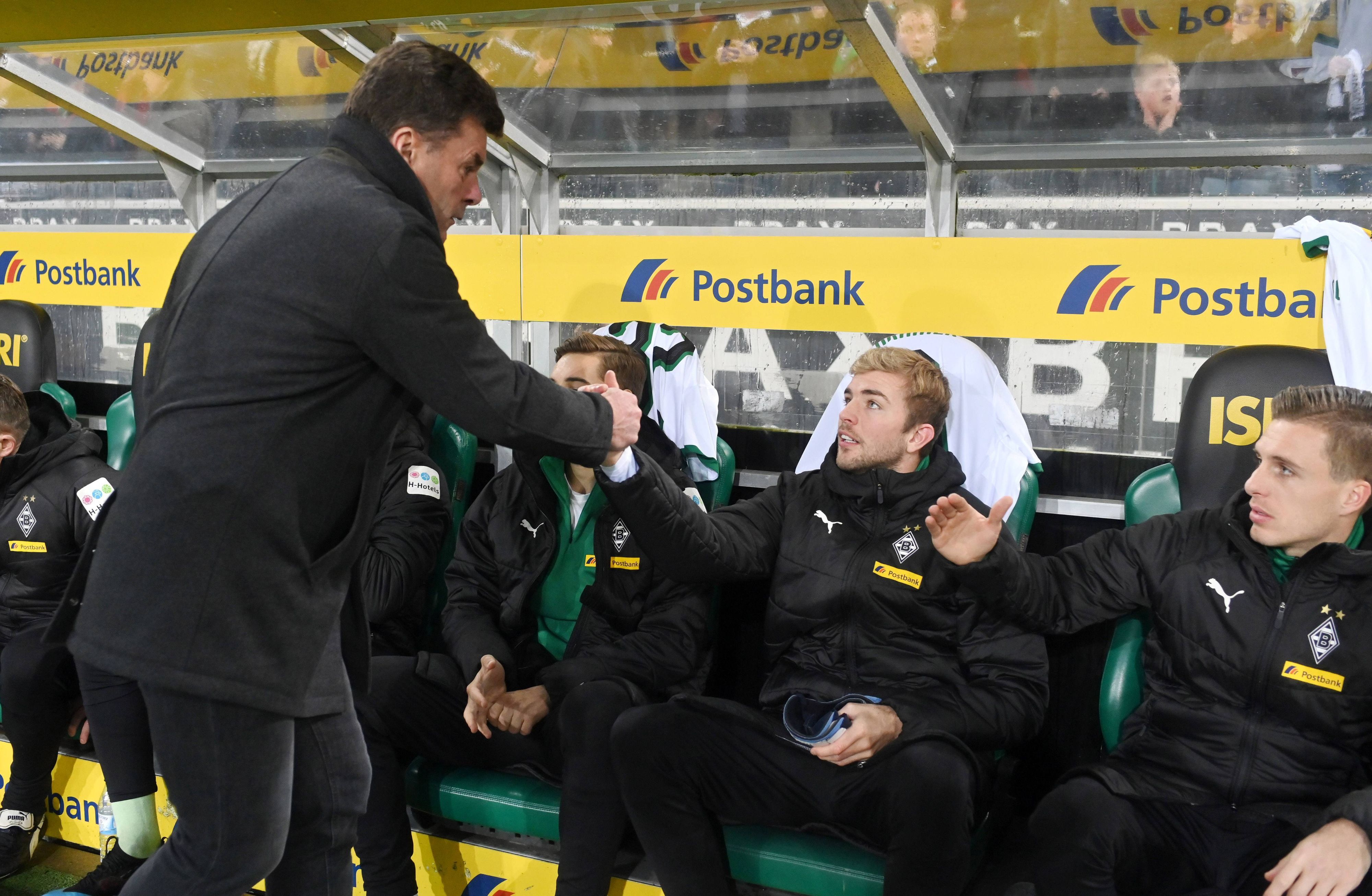 Dieter Hecking und Christoph Kramer beim Einschlagen auf der Bank.