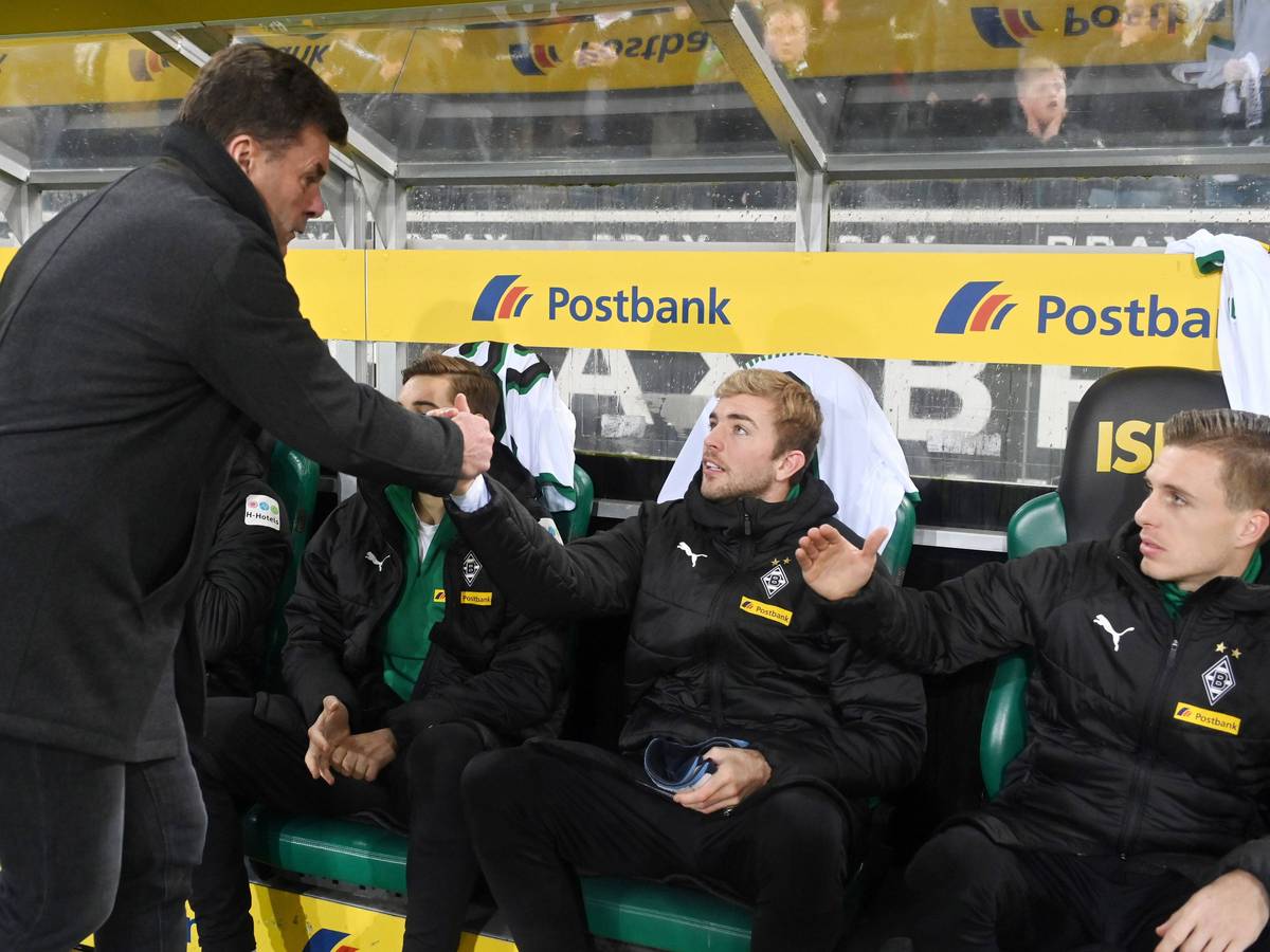 Dieter Hecking und Christoph Kramer beim Einschlagen auf der Bank.
