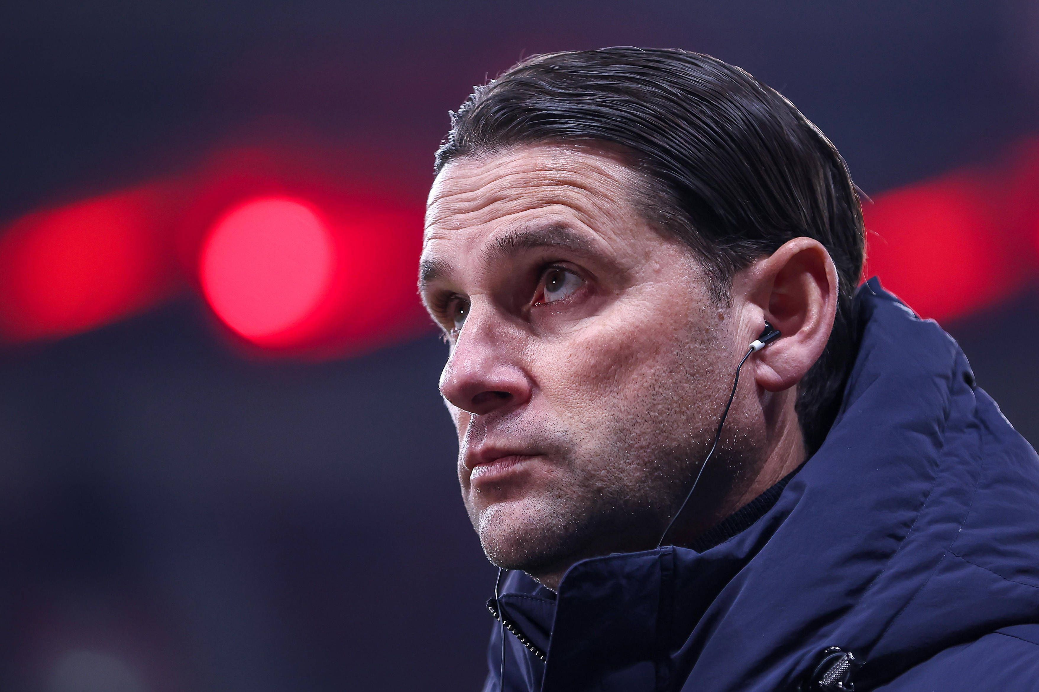 Gerardo Seoane schaut nach oben.
