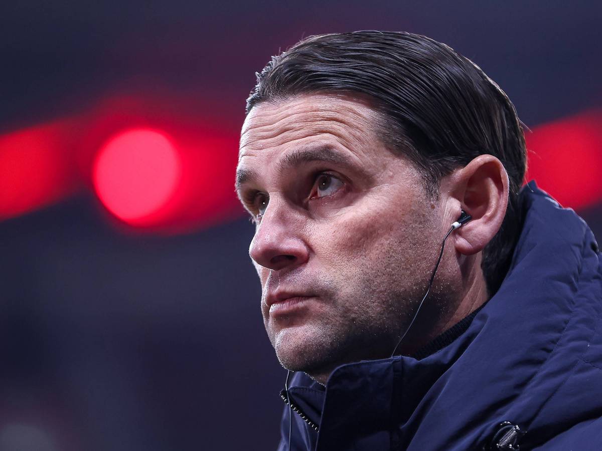 Gerardo Seoane schaut nach oben.
