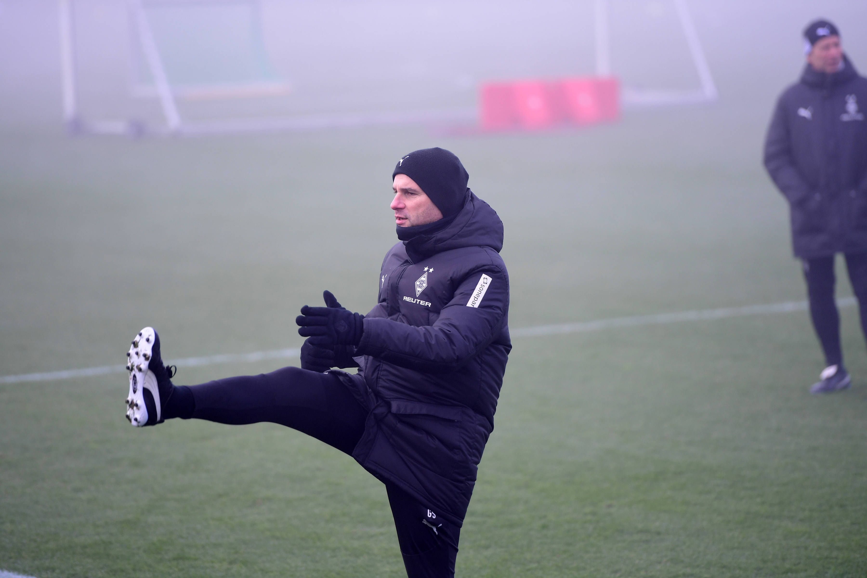 Gerardo Seoane macht eine Übung im Training mit.