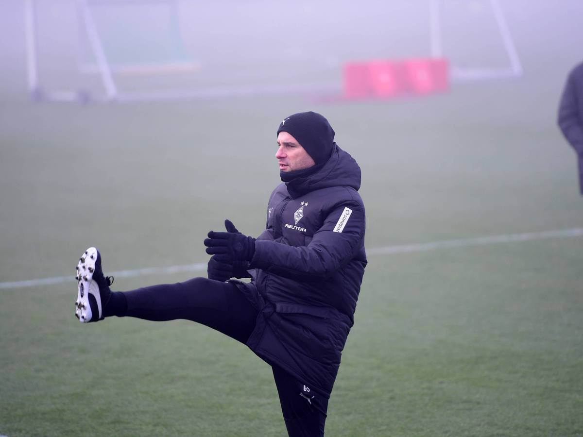 Gerardo Seoane macht eine Übung im Training mit.