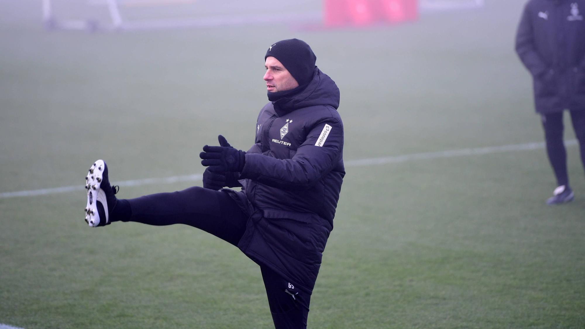 Gerardo Seoane macht eine Übung im Training mit.