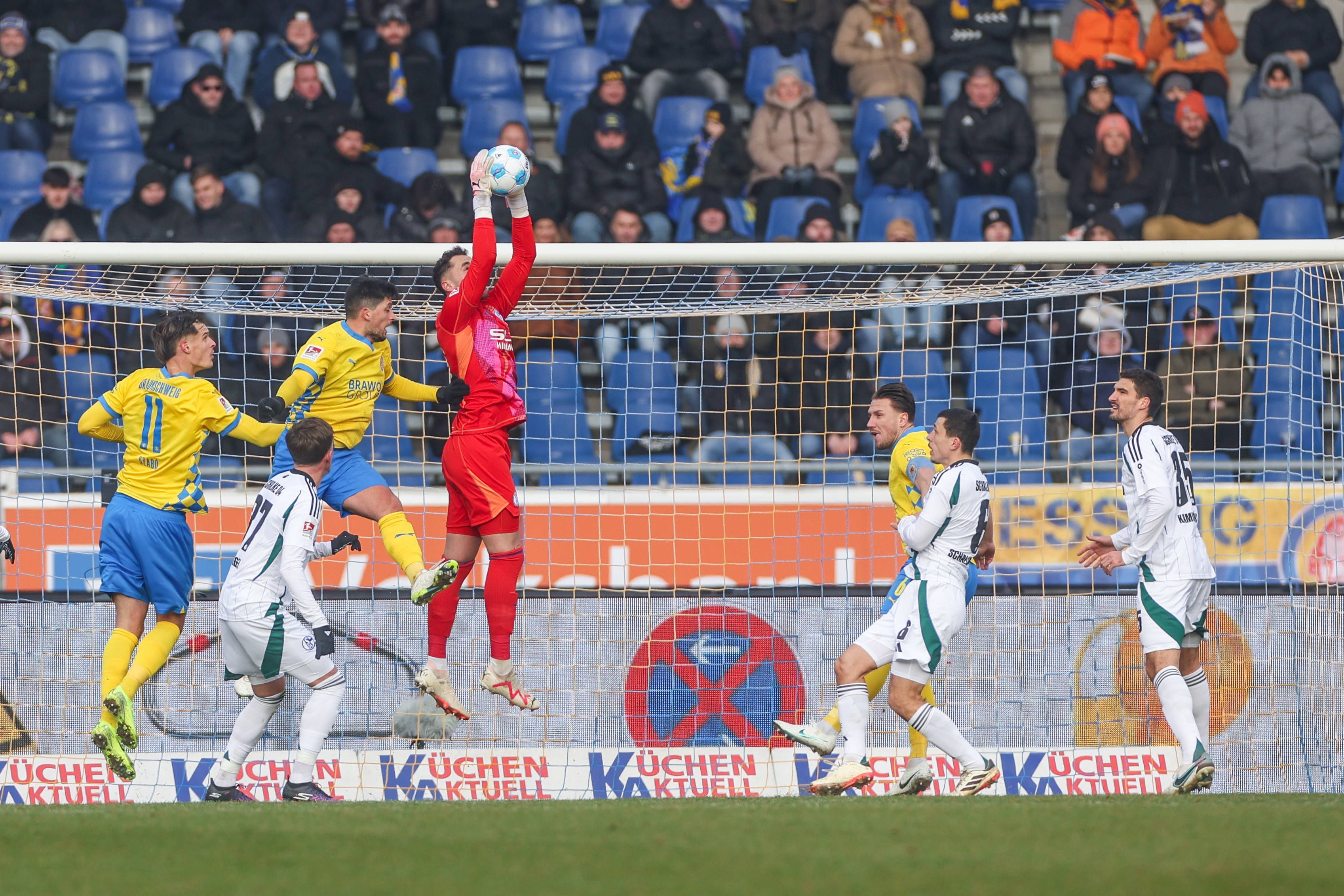 Justin Heekeren springt, um einen Ball zu fangen.
