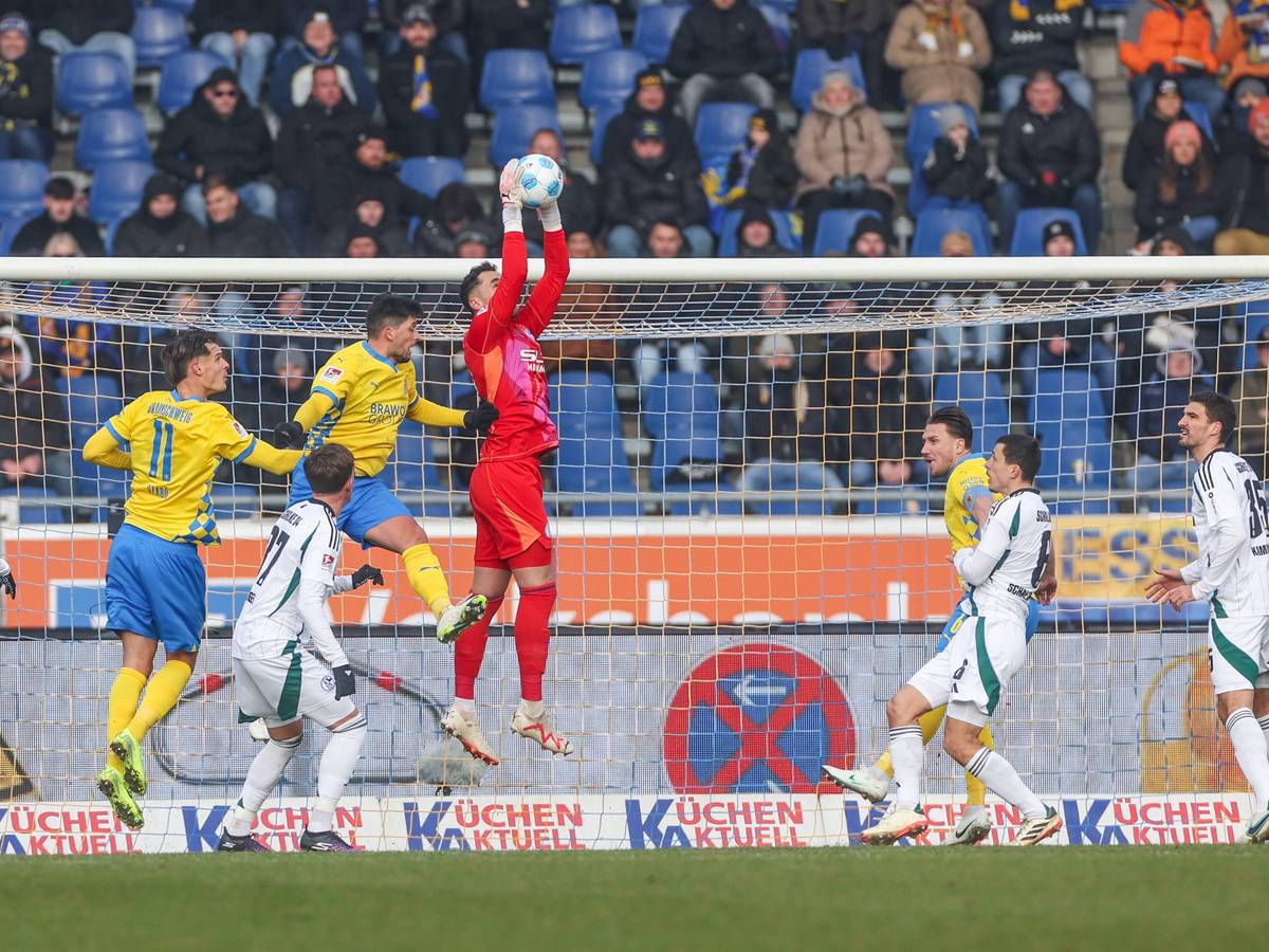 Justin Heekeren springt, um einen Ball zu fangen.