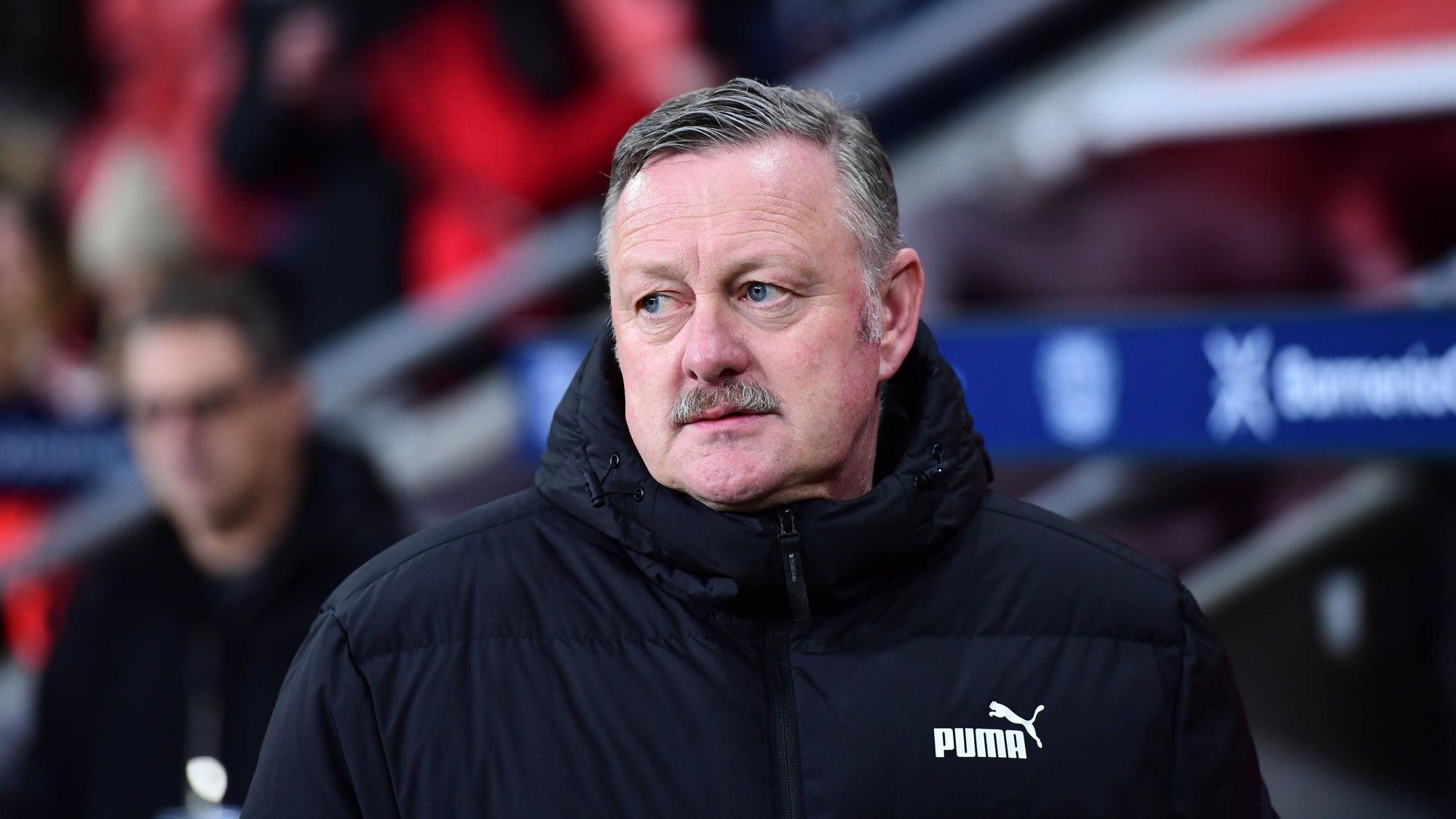 Roland Virkus schaut etwas genervt.