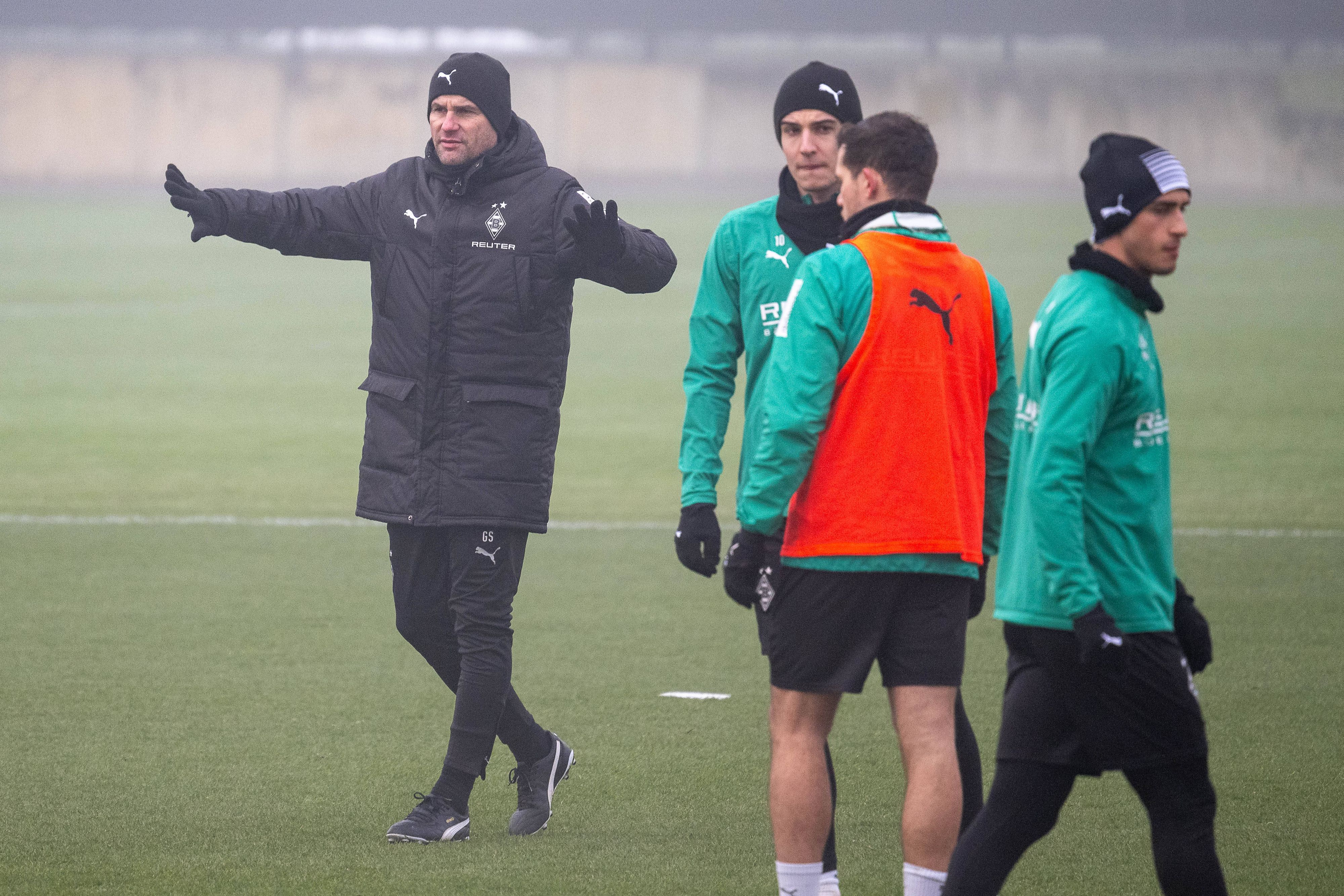 Gerardo Seoane gibt Anweisungen beim Training von Borussia Mönchengladbach.