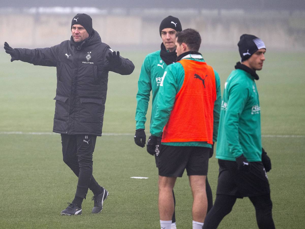 Gerardo Seoane gibt Anweisungen beim Training von Borussia Mönchengladbach.