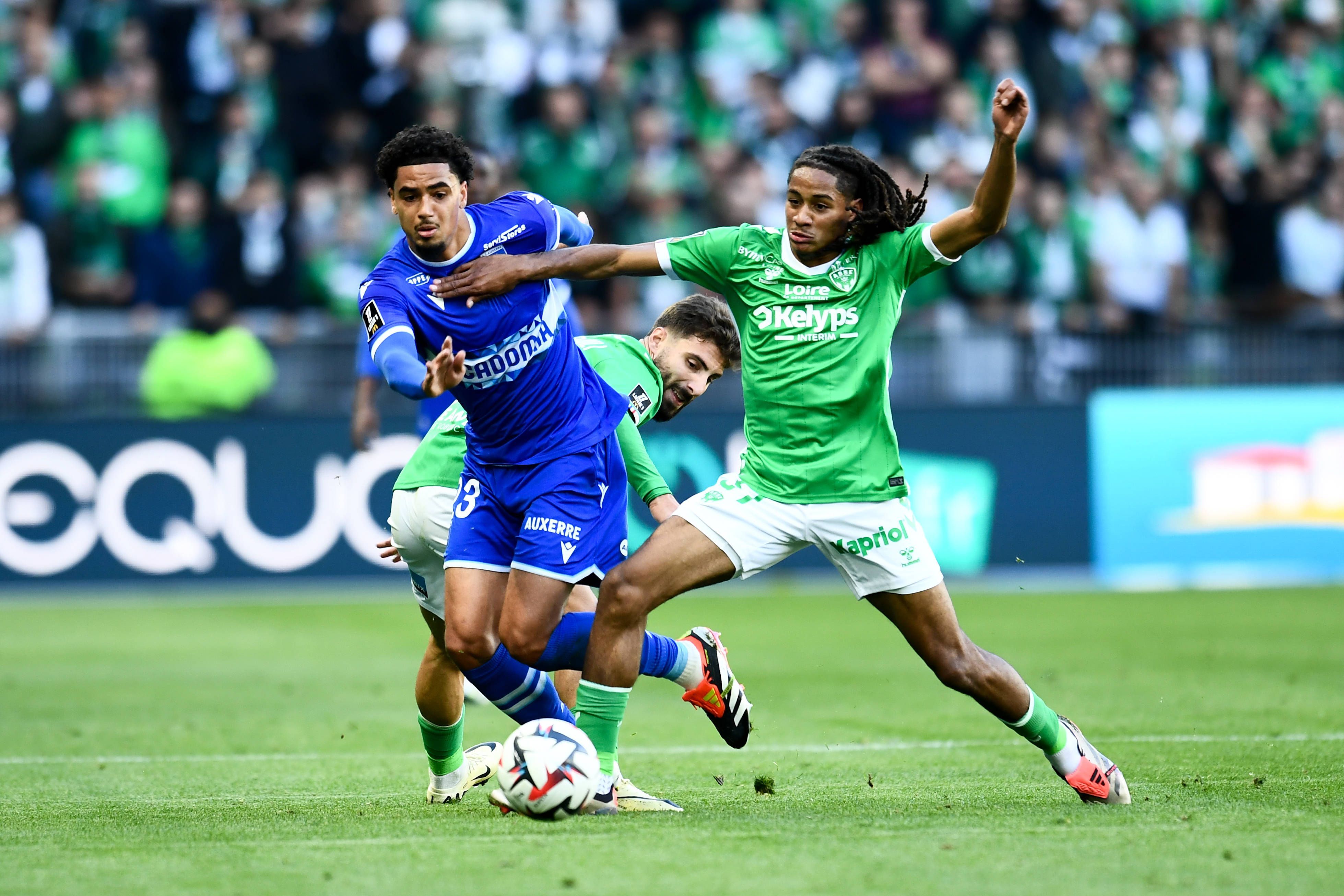 Saint-Étiennes Mathis Amougou und Auxerres Ki-Jana Hoever kämpfen um den Ball.