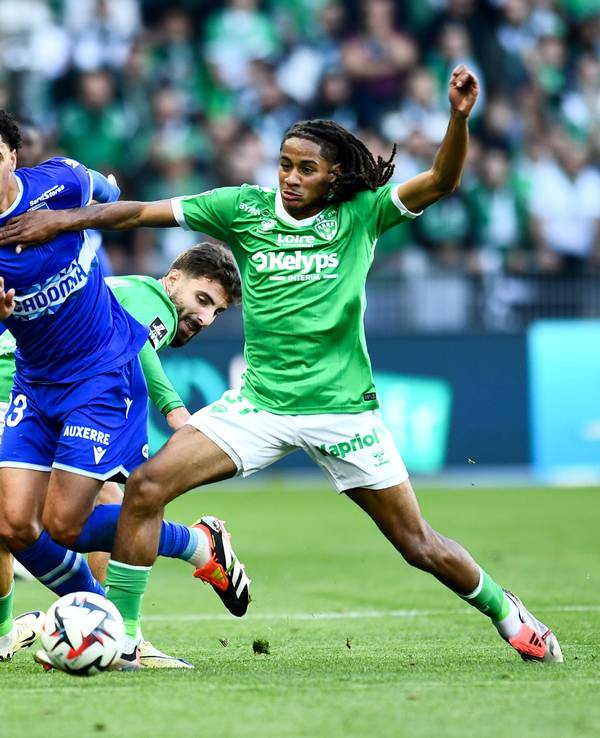 Saint-Étiennes Mathis Amougou und Auxerres Ki-Jana Hoever kämpfen um den Ball.