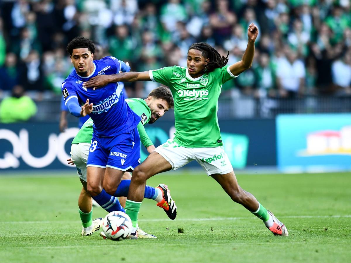 Saint-Étiennes Mathis Amougou und Auxerres Ki-Jana Hoever kämpfen um den Ball.