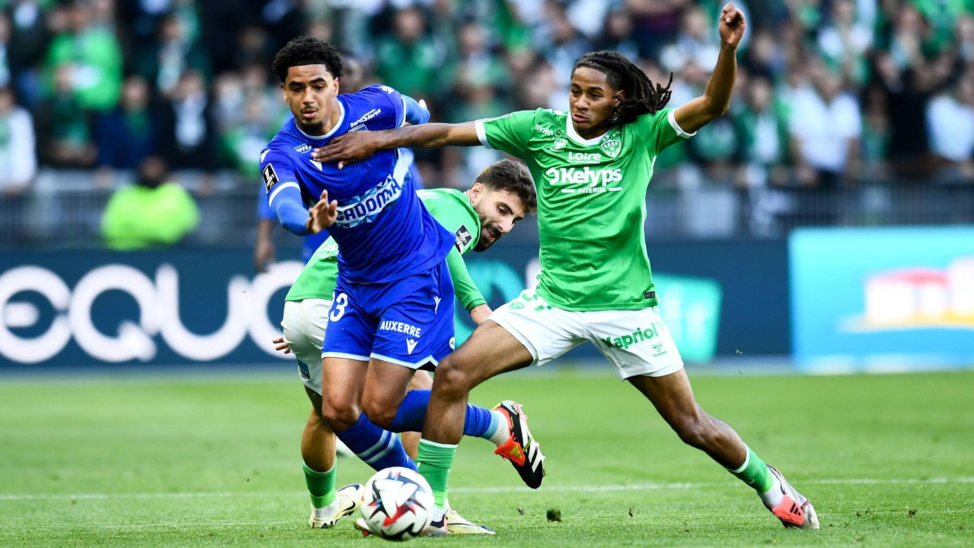 Saint-Étiennes Mathis Amougou und Auxerres Ki-Jana Hoever kämpfen um den Ball.