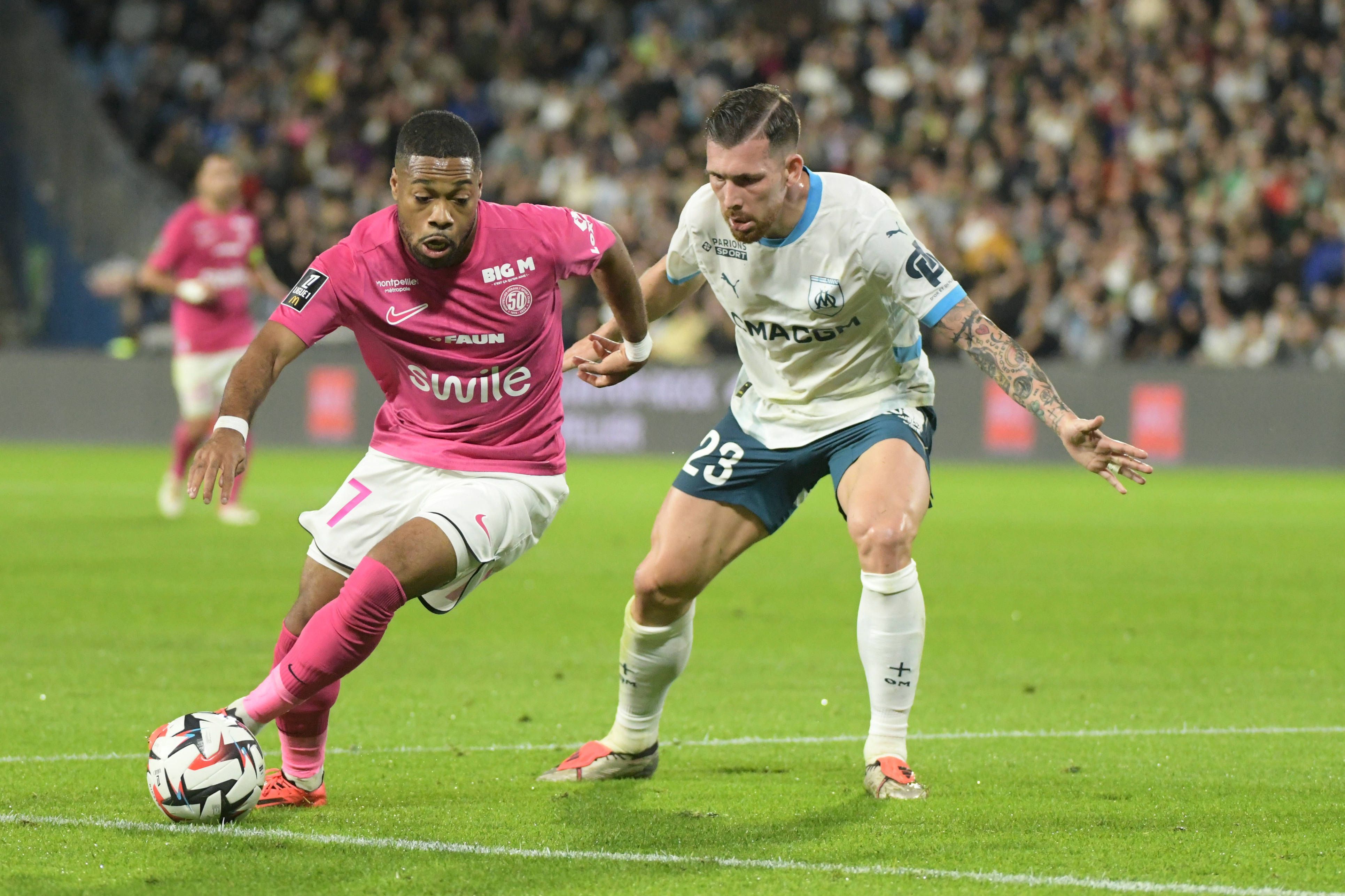 Montpelliers Arnaud Nordin führt den Ball, Marseilles Pierre-Emile Højbjerg verfolgt ihn.