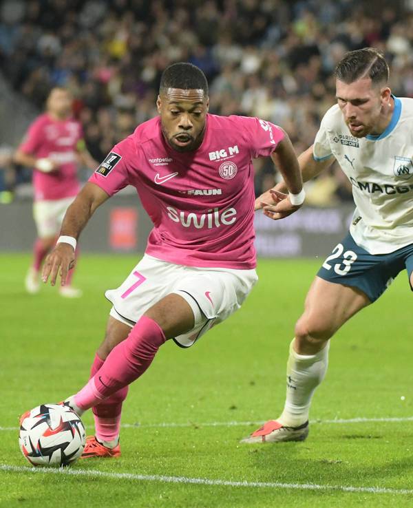 Montpelliers Arnaud Nordin führt den Ball, Marseilles Pierre-Emile Højbjerg verfolgt ihn.