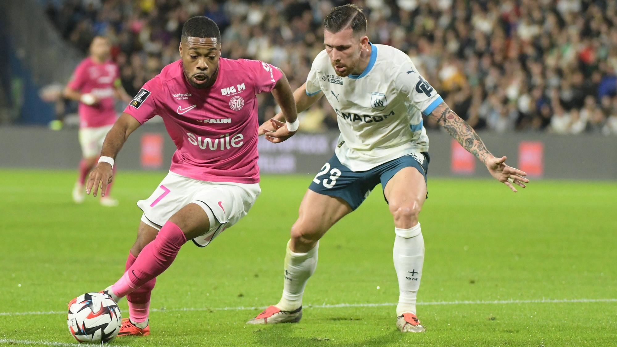 Montpelliers Arnaud Nordin führt den Ball, Marseilles Pierre-Emile Højbjerg verfolgt ihn.