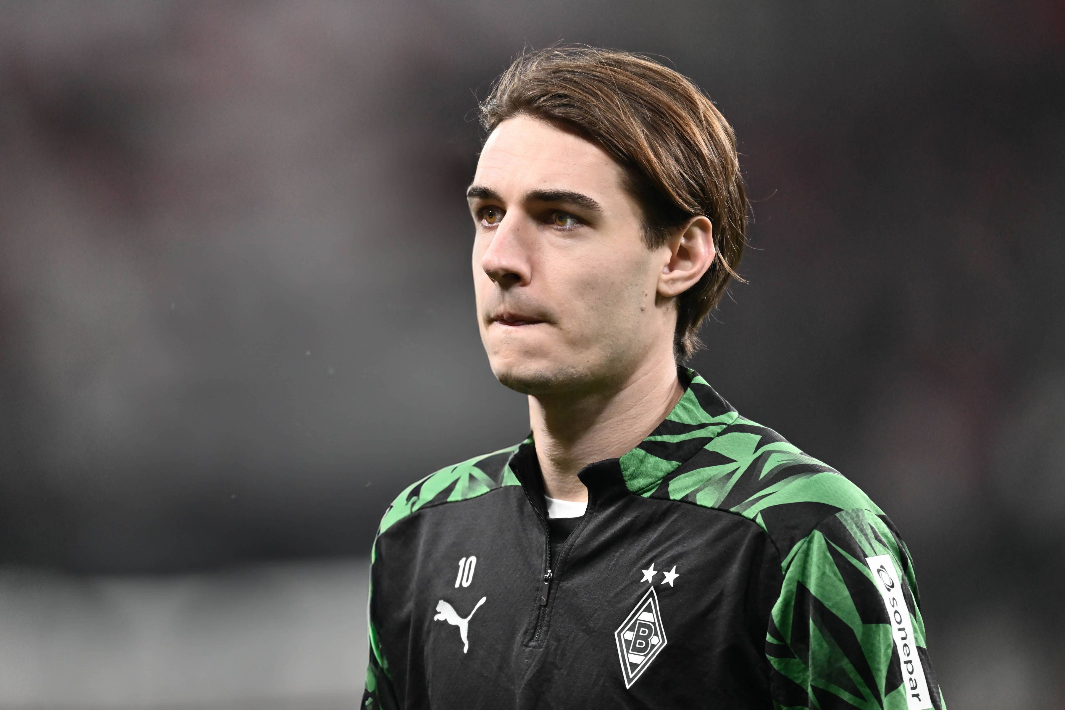 Borussia Mönchengladbachs Florian Neuhaus läuft im Spiel bei Bayer Leverkusen über den Platz und beißt sich auf die Lippe.