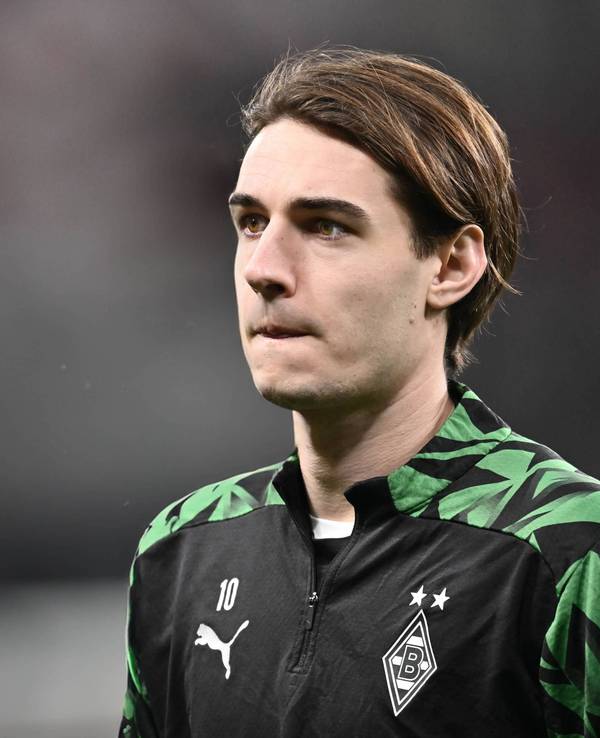 Borussia Mönchengladbachs Florian Neuhaus läuft im Spiel bei Bayer Leverkusen über den Platz und beißt sich auf die Lippe.