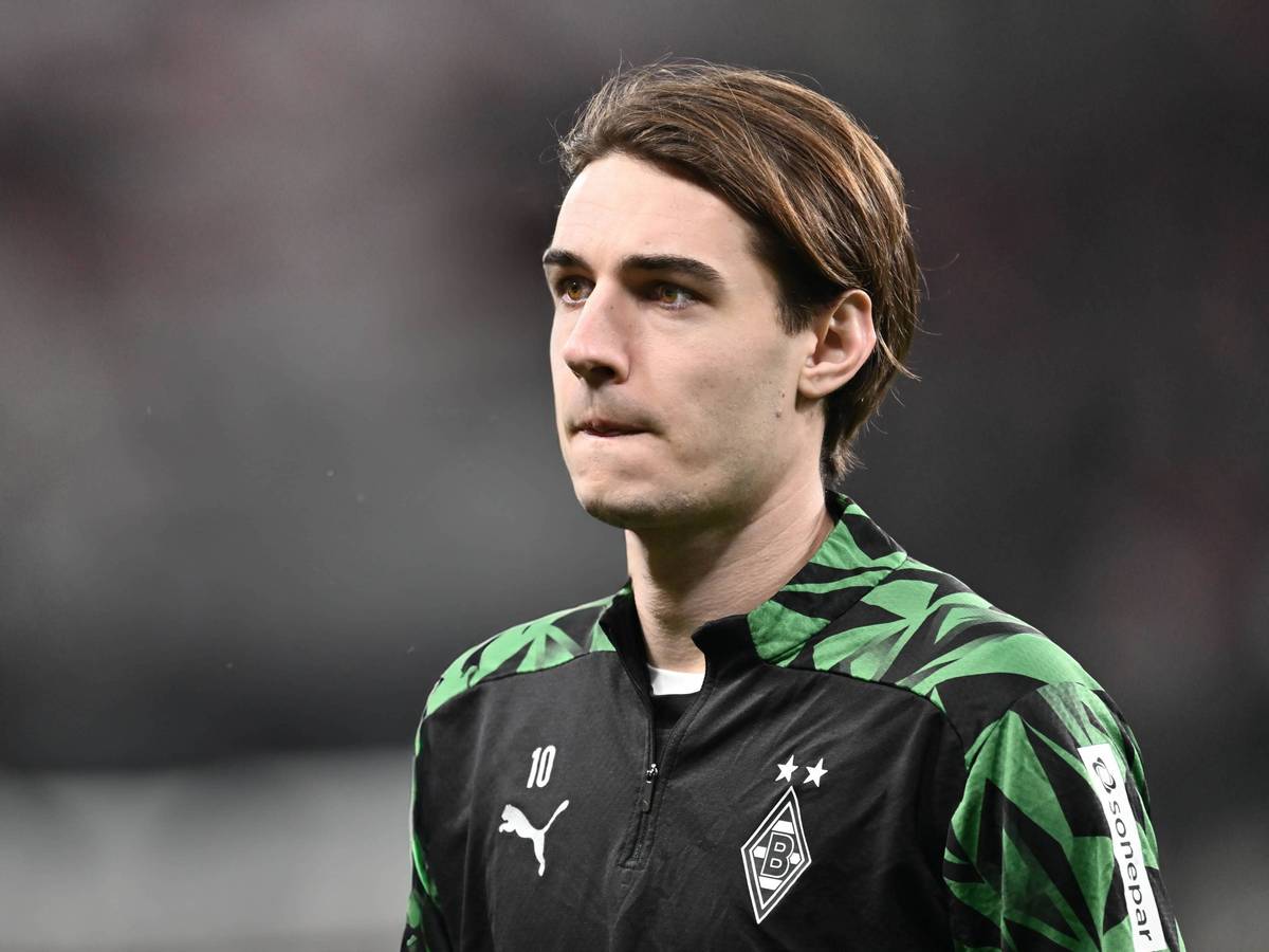 Borussia Mönchengladbachs Florian Neuhaus läuft im Spiel bei Bayer Leverkusen über den Platz und beißt sich auf die Lippe.