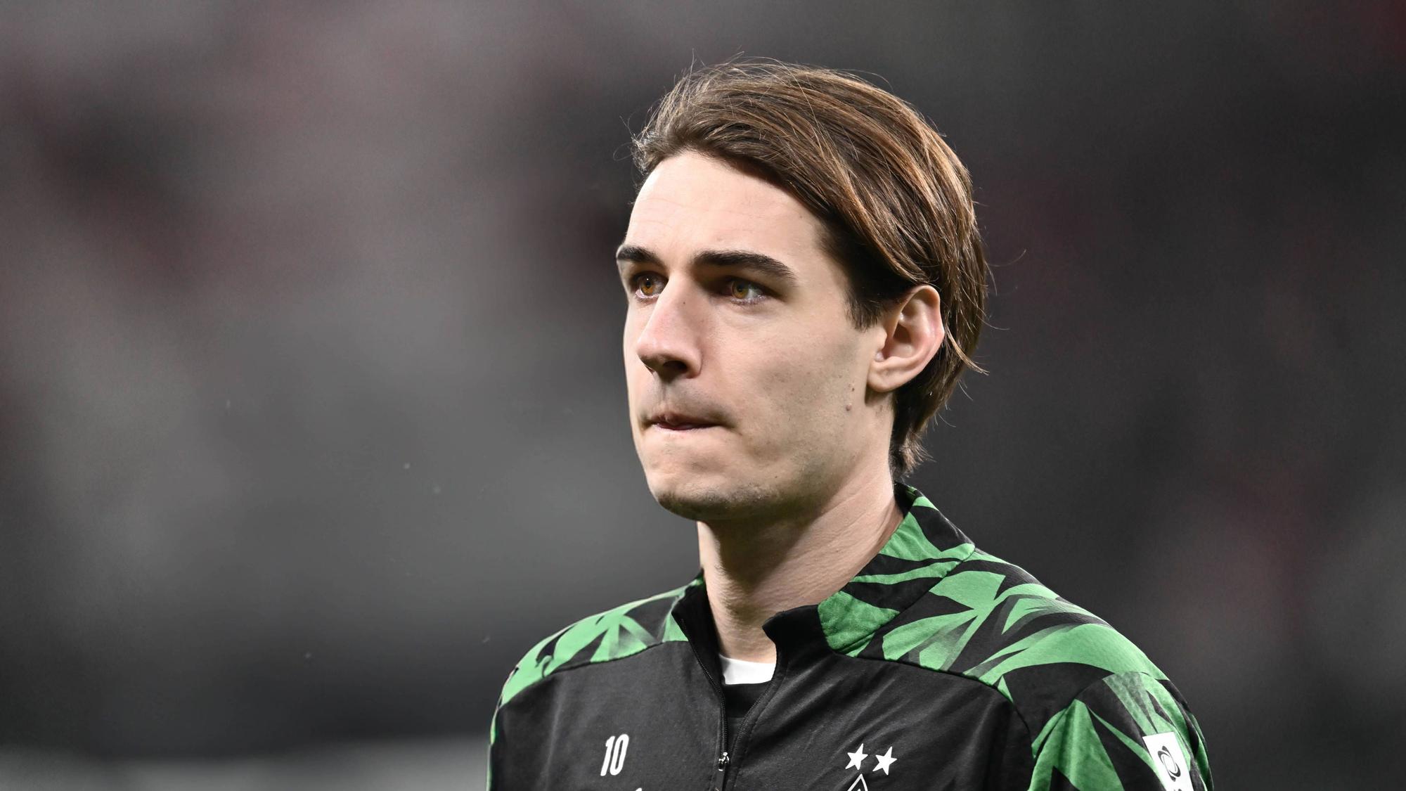 Borussia Mönchengladbachs Florian Neuhaus läuft im Spiel bei Bayer Leverkusen über den Platz und beißt sich auf die Lippe.