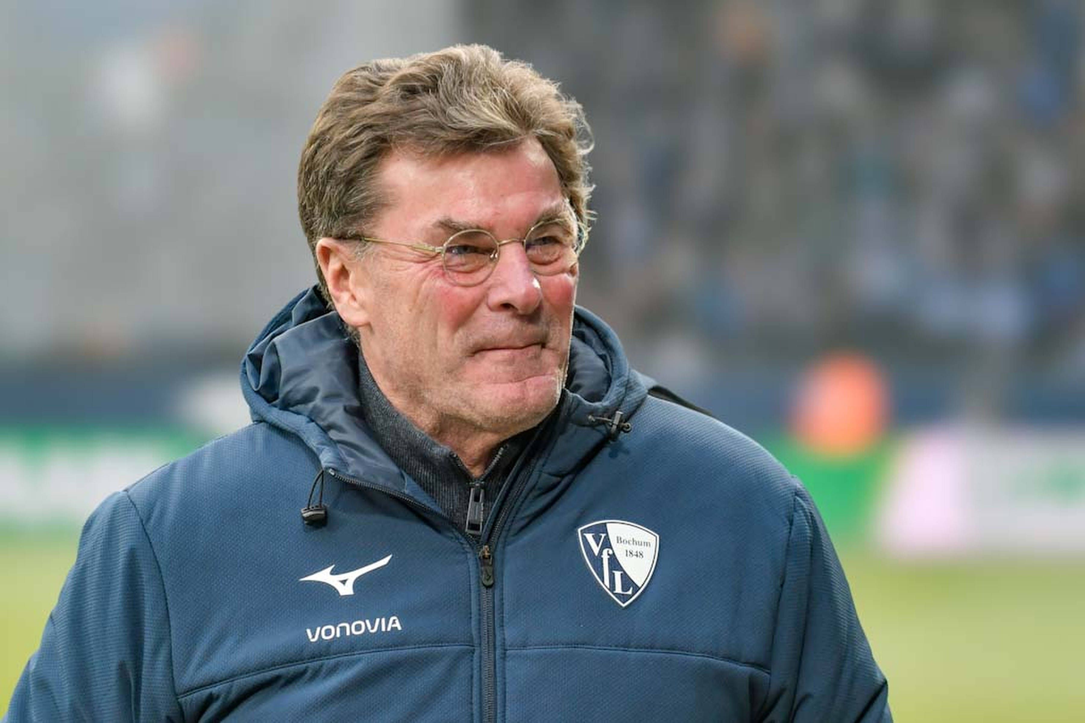 Bochums Trainer Dieter Hecking steht beim Spiel gegen RB Leipzig lächelnd an der Seitenlinie.