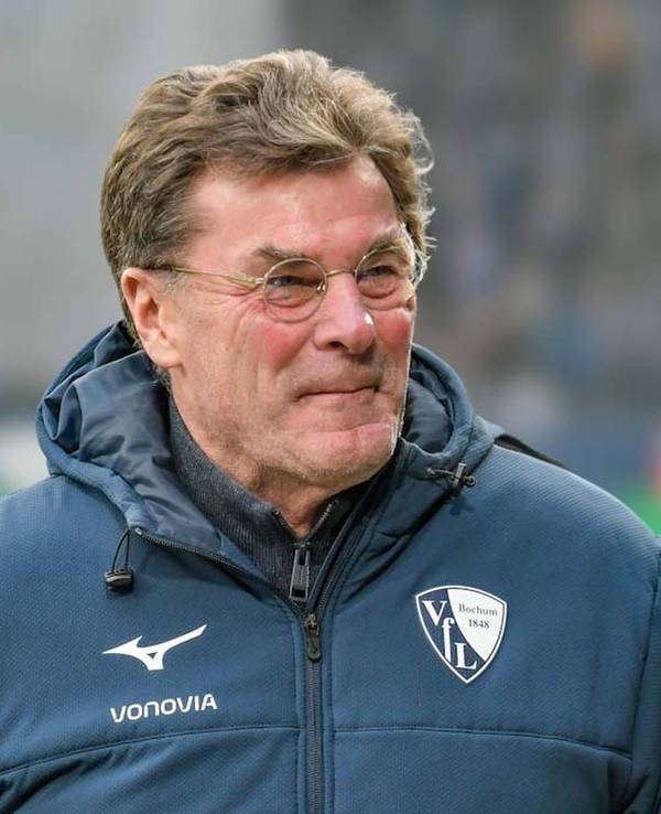 Bochums Trainer Dieter Hecking steht beim Spiel gegen RB Leipzig lächelnd an der Seitenlinie.