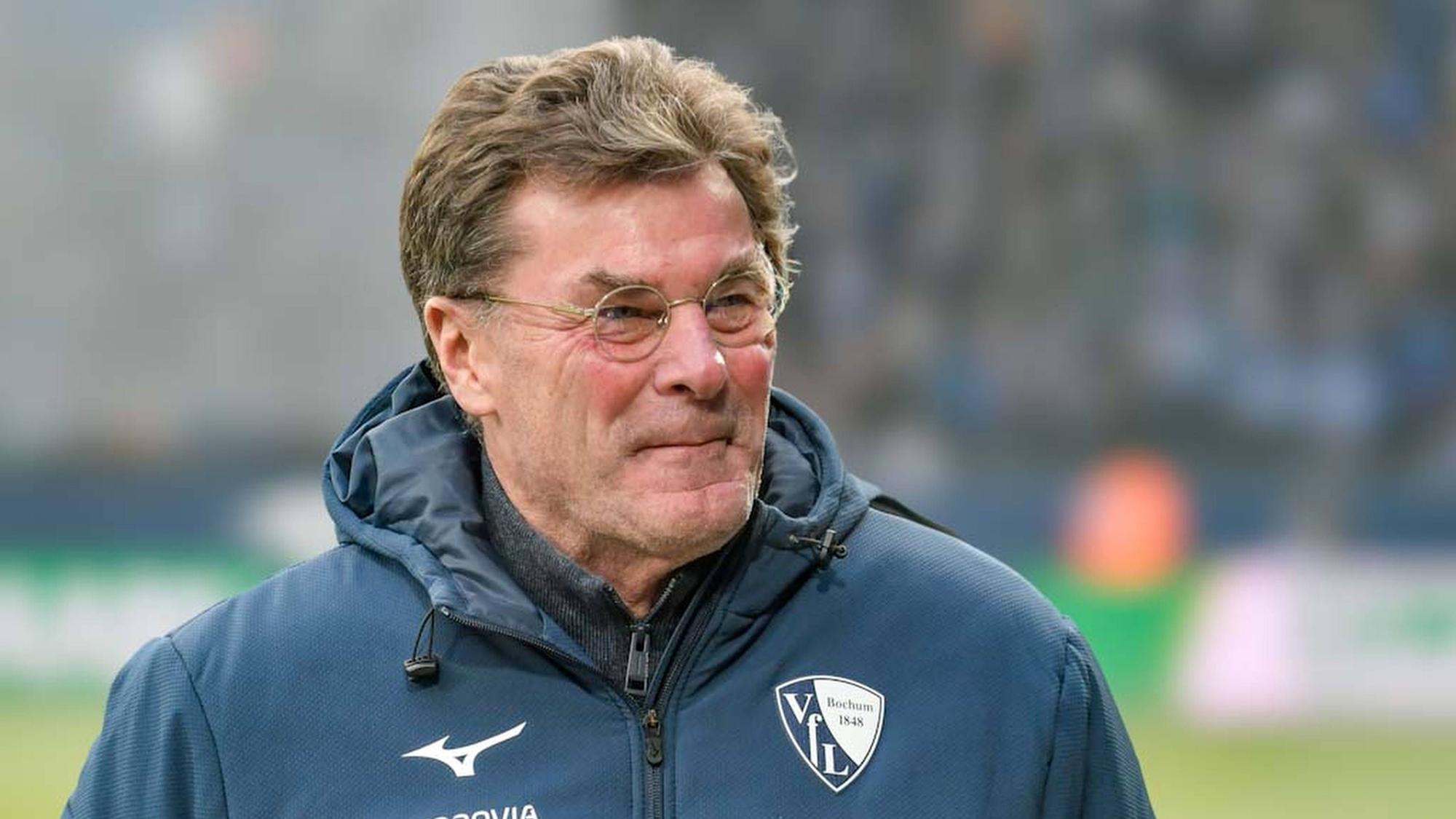 Bochums Trainer Dieter Hecking steht beim Spiel gegen RB Leipzig lächelnd an der Seitenlinie.