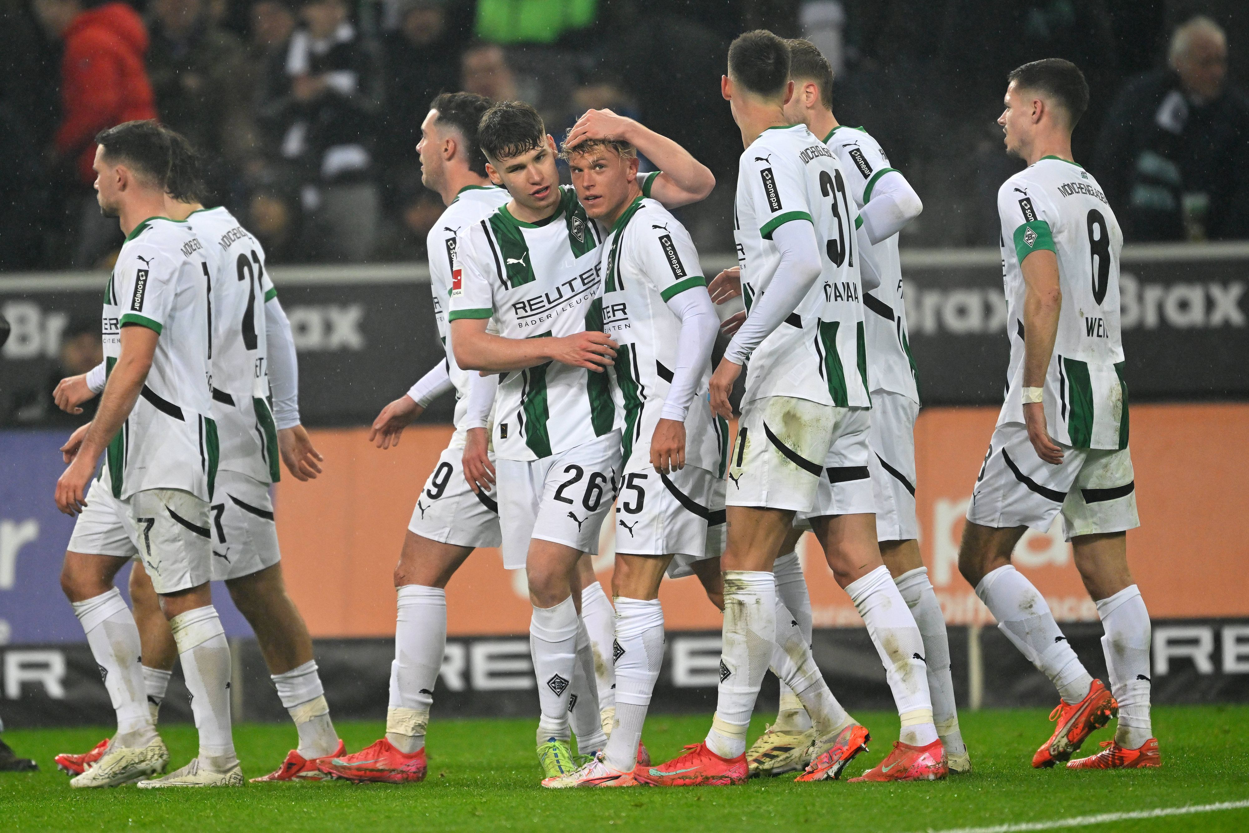 Die Profis von Borussia Mönchengladbach jubeln gemeinsam im Bundesliga-Spiel gegen den VfL Bochum.