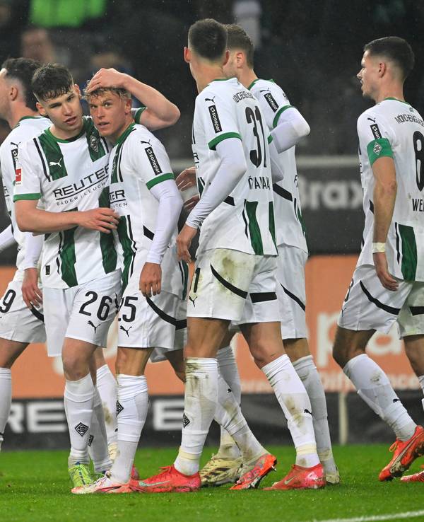 Die Profis von Borussia Mönchengladbach jubeln gemeinsam im Bundesliga-Spiel gegen den VfL Bochum.