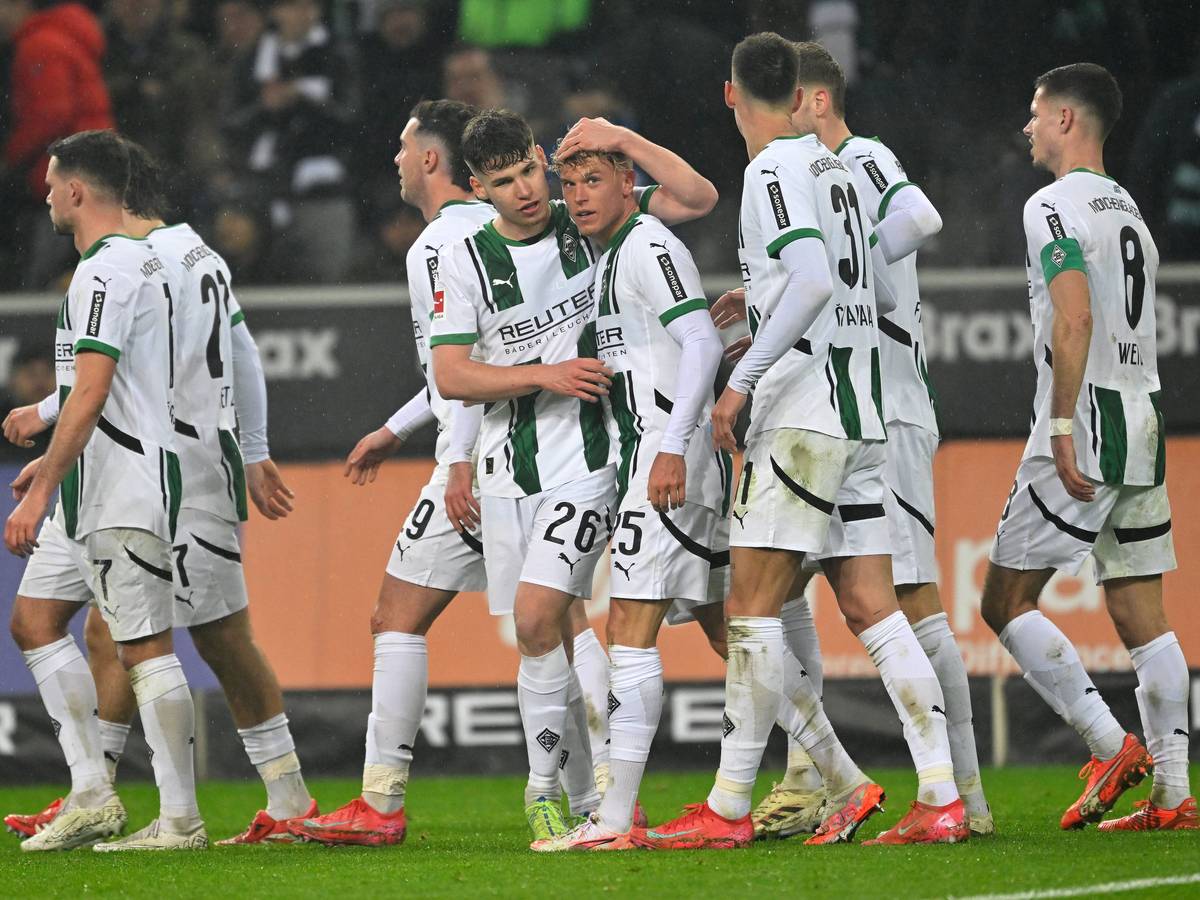 Die Profis von Borussia Mönchengladbach jubeln gemeinsam im Bundesliga-Spiel gegen den VfL Bochum.