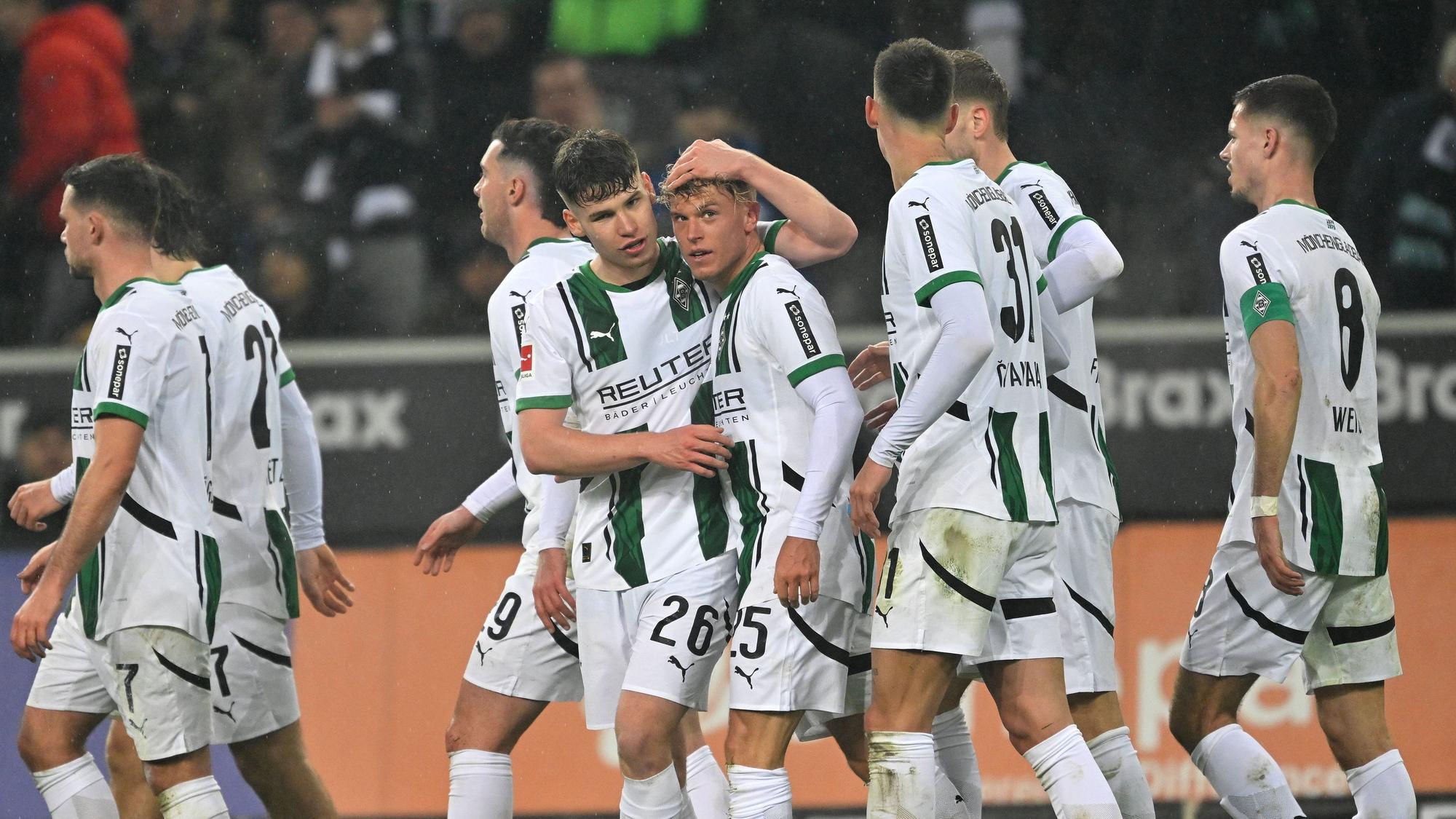 Die Profis von Borussia Mönchengladbach jubeln gemeinsam im Bundesliga-Spiel gegen den VfL Bochum.