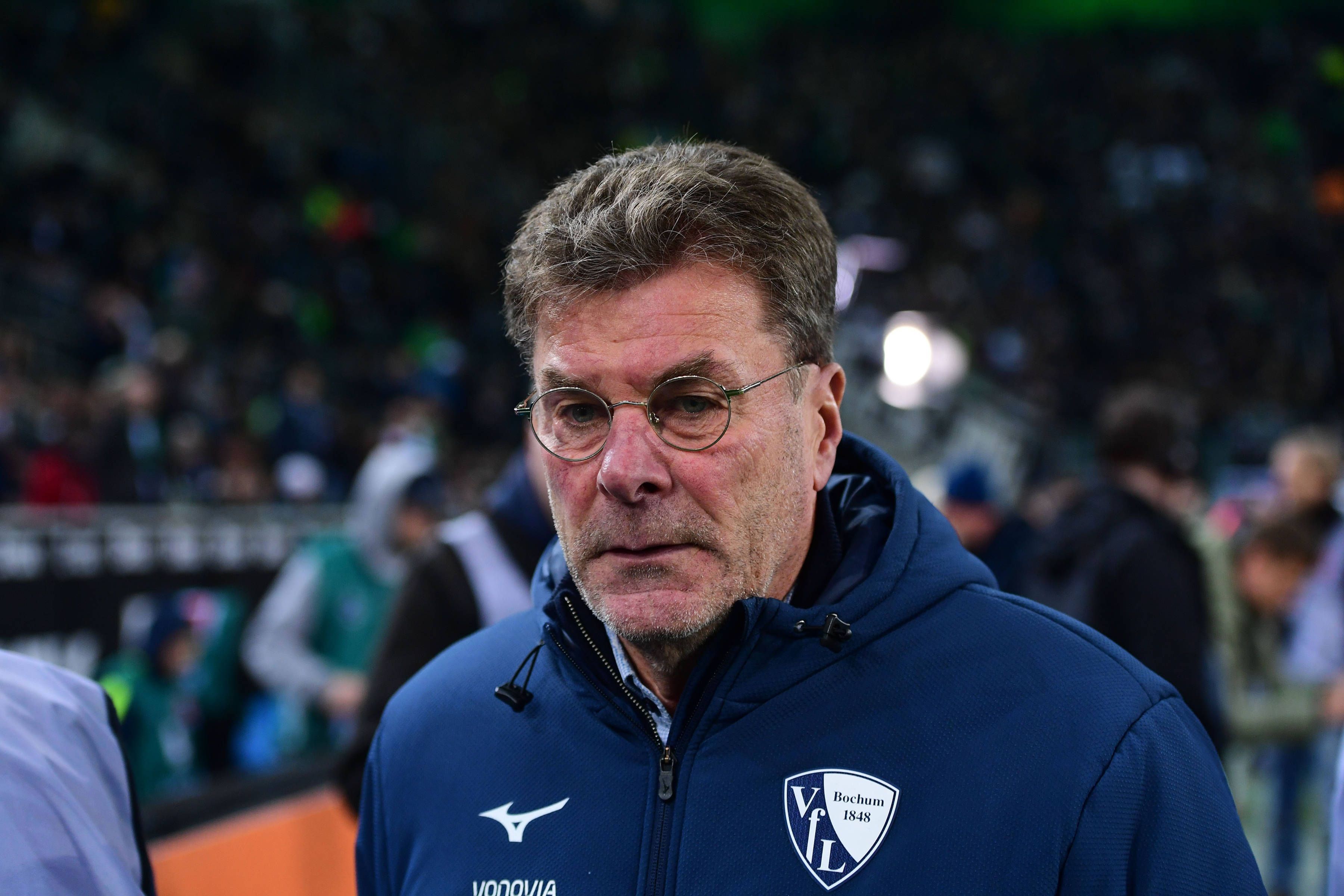 Bochums Trainer Dieter Hecking steht beim Bundesliga-Auswärtsspiel gegen Borussia Mönchengladbach enttäuscht an der Seitenlinie.