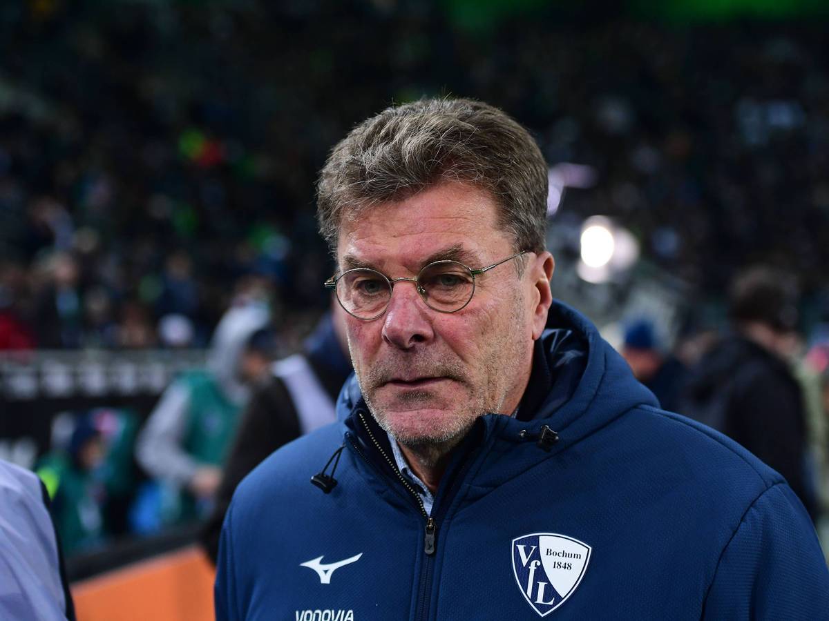 Bochums Trainer Dieter Hecking steht beim Bundesliga-Auswärtsspiel gegen Borussia Mönchengladbach enttäuscht an der Seitenlinie.
