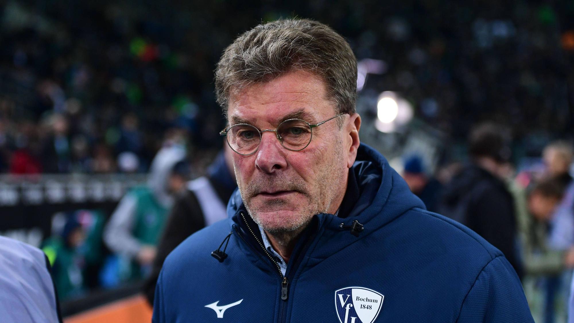 Bochums Trainer Dieter Hecking steht beim Bundesliga-Auswärtsspiel gegen Borussia Mönchengladbach enttäuscht an der Seitenlinie.