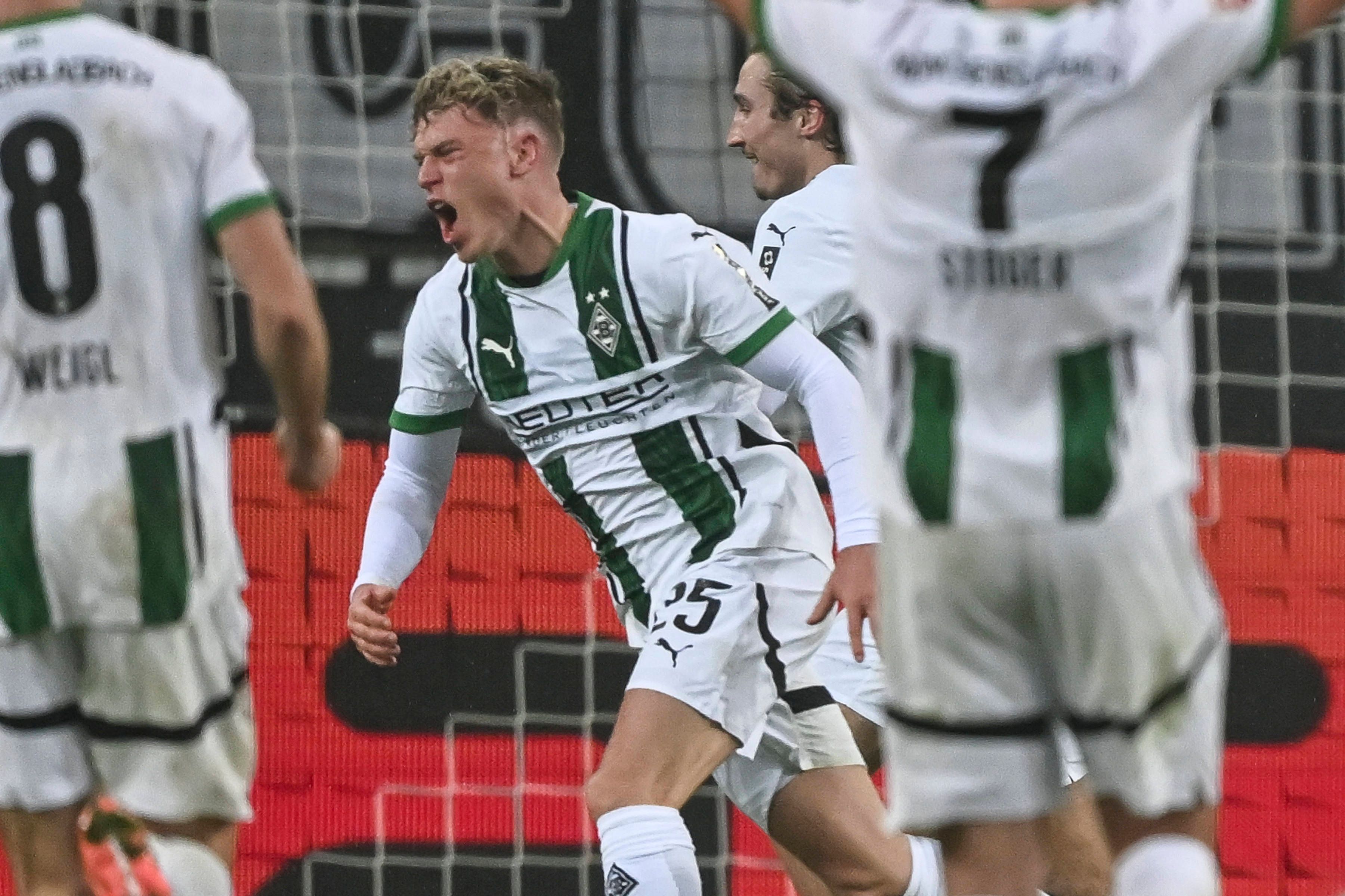 Borussia Mönchengladbachs Robin Hack läuft nach seinem Tor gegen den VfL Bochum jubelnd über den Platz.