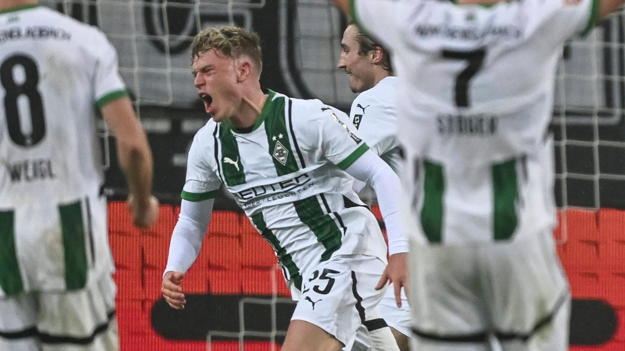 Borussia Mönchengladbachs Robin Hack läuft nach seinem Tor gegen den VfL Bochum jubelnd über den Platz.