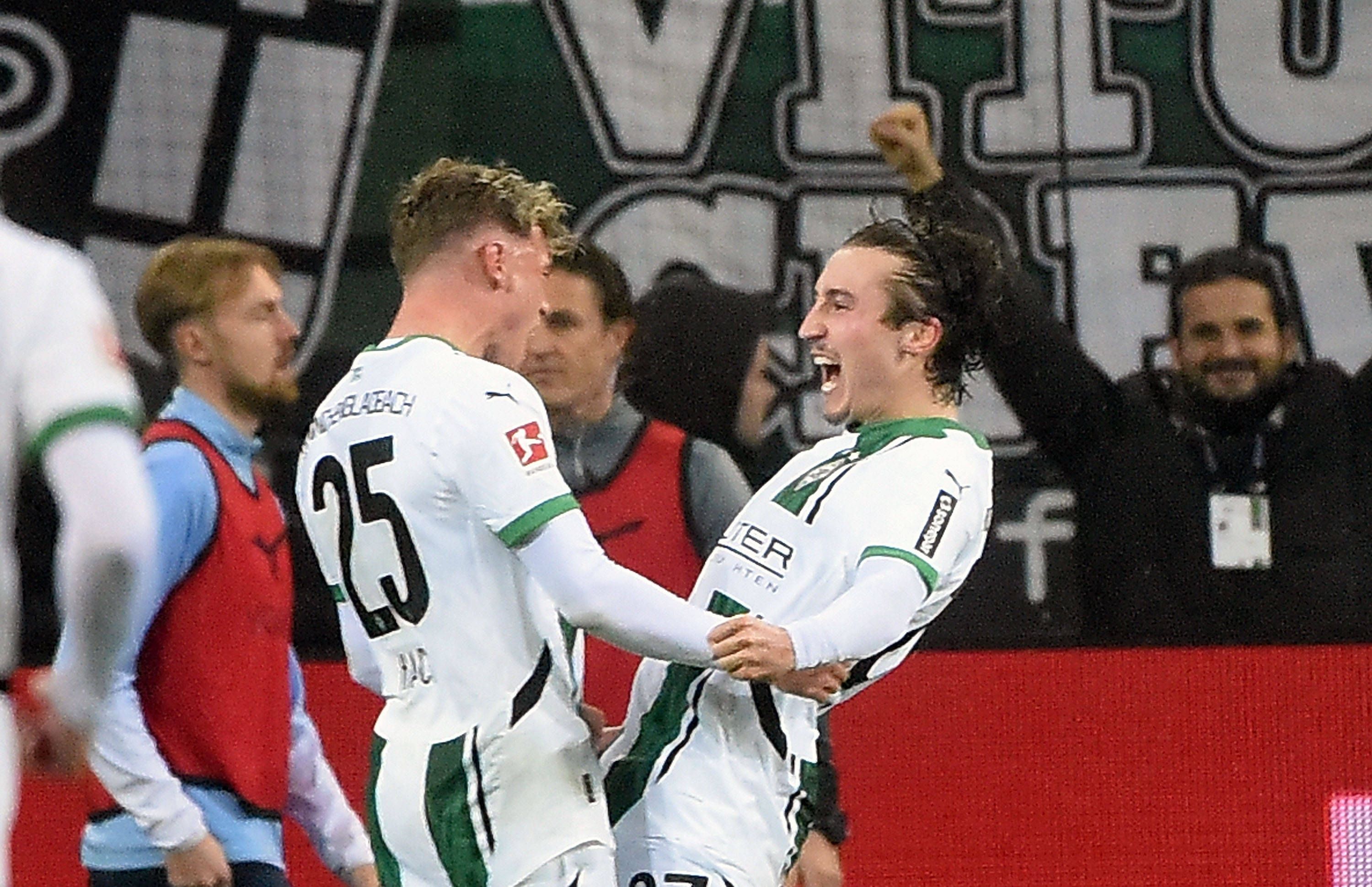 Die Gladbach-Profis Robin Hack und Rocco Reitz jubeln gemeinsam im Bundesliga-Spiel gegen den VfL Bochum.