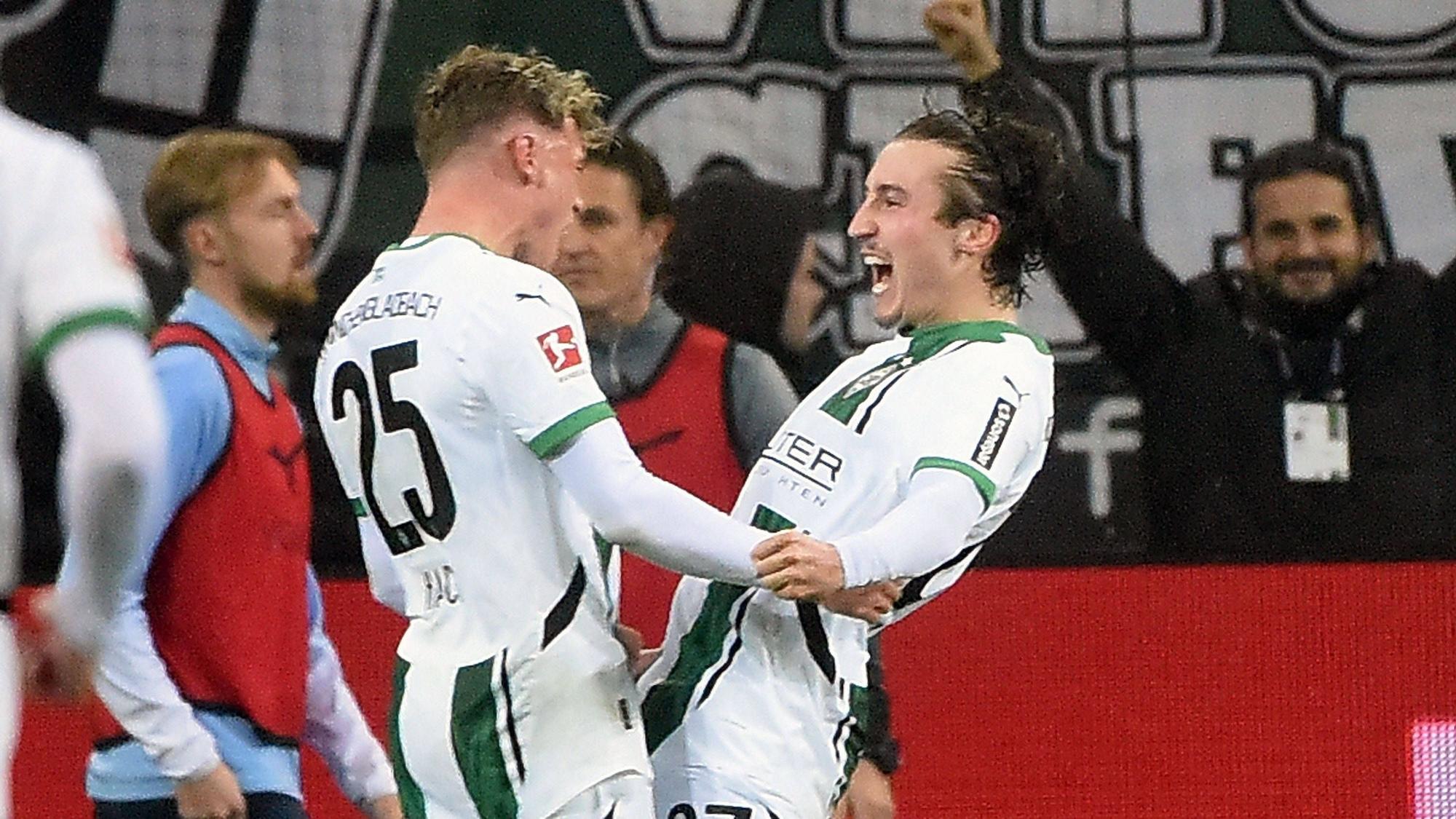Die Gladbach-Profis Robin Hack und Rocco Reitz jubeln gemeinsam im Bundesliga-Spiel gegen den VfL Bochum.