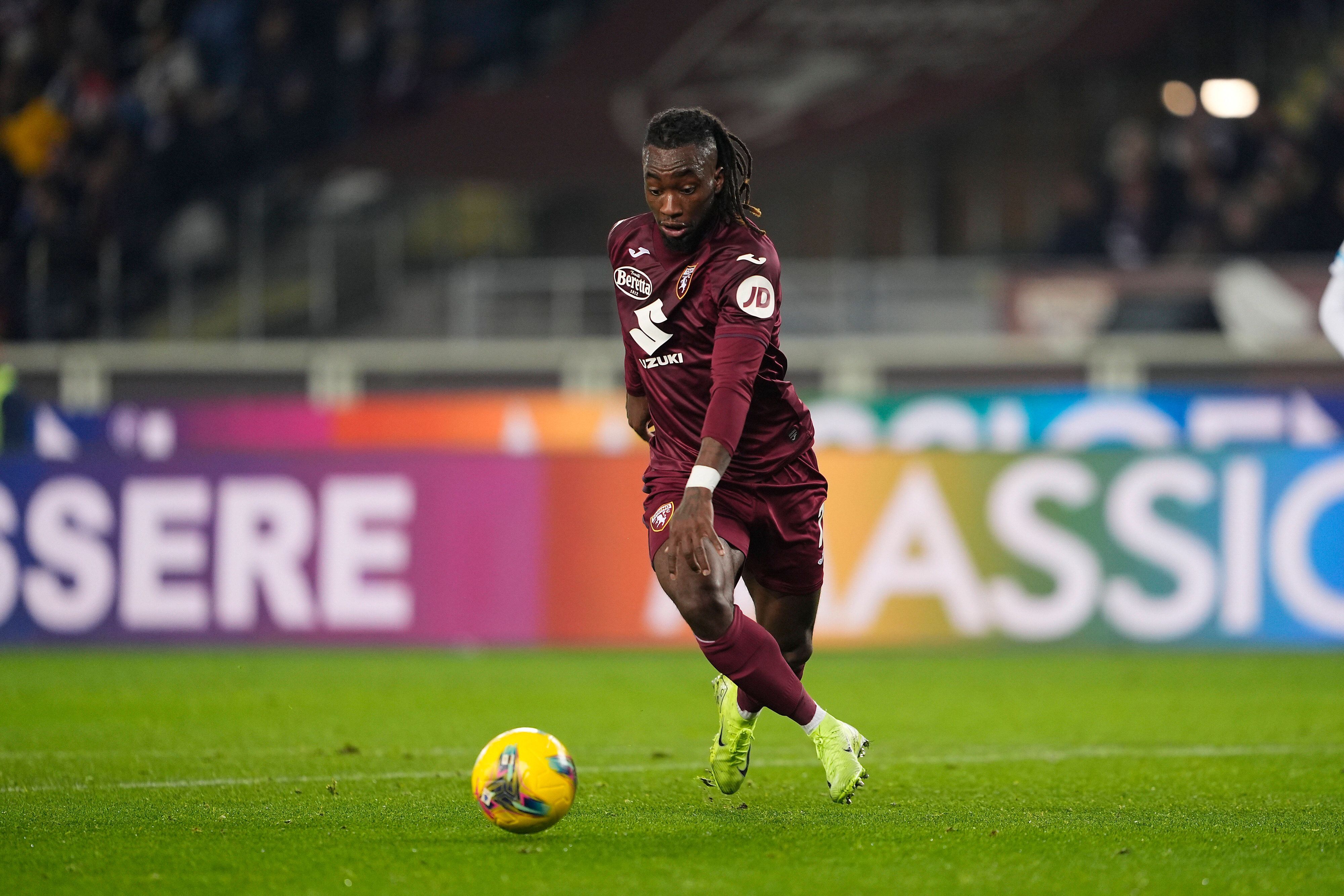 Turins Yann Kamaroh führt den Ball im Seri-A-Spiel gegen Juventus Turin.