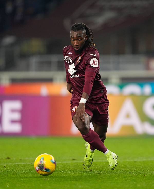 Turins Yann Kamaroh führt den Ball im Seri-A-Spiel gegen Juventus Turin.