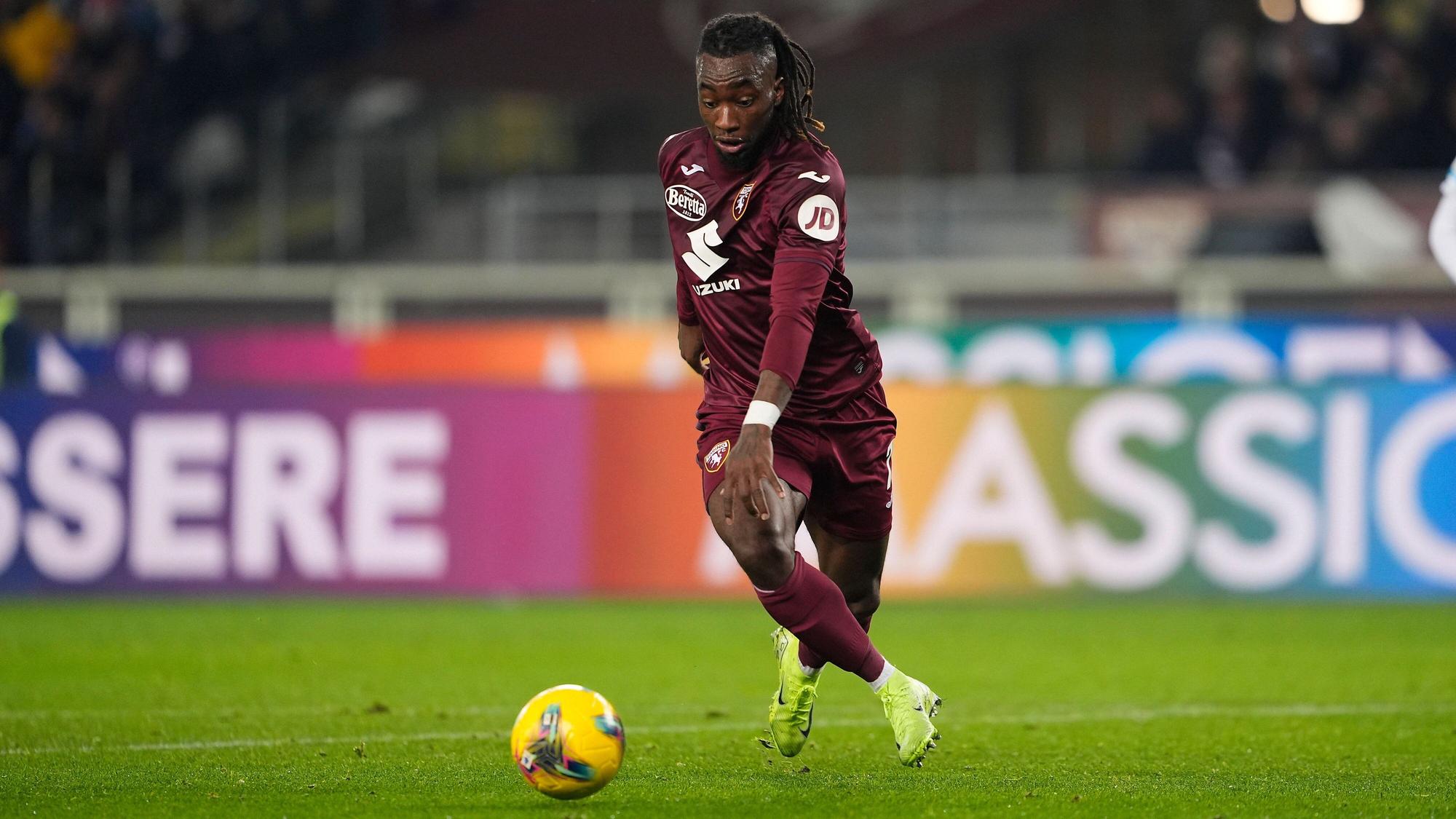 Turins Yann Kamaroh führt den Ball im Seri-A-Spiel gegen Juventus Turin.
