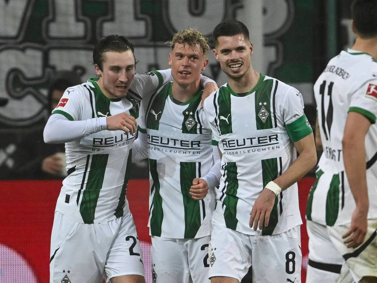Rocco Reitz, Robin Hack und Julian Weigl bejubeln das 2:0.