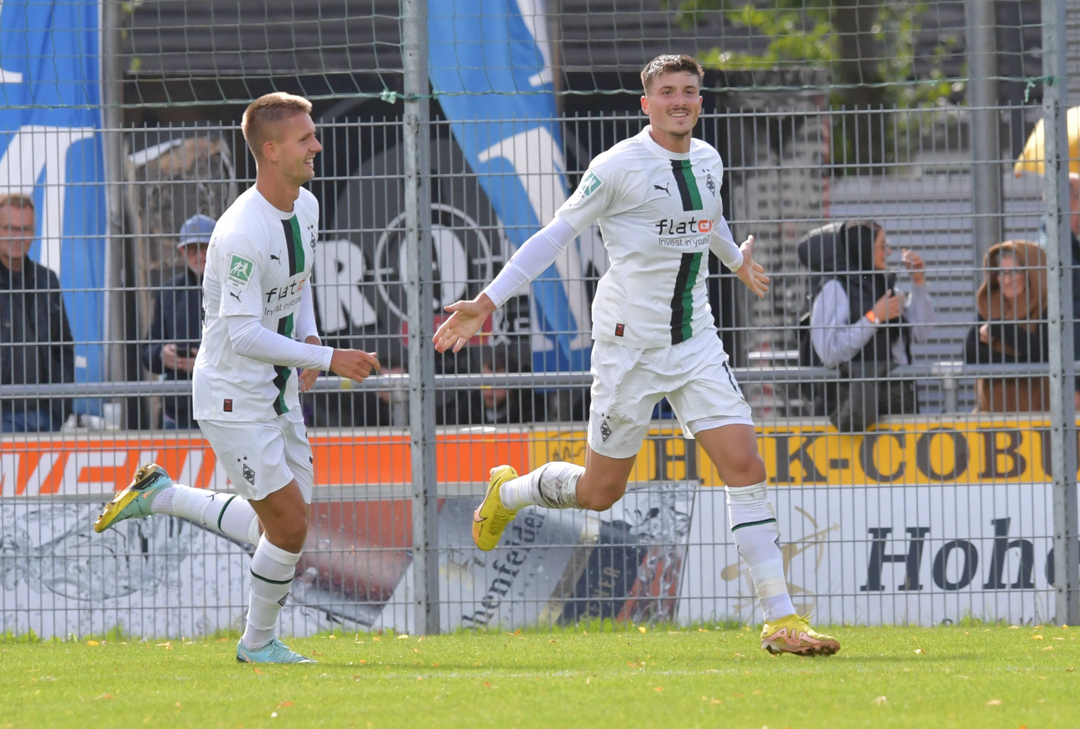 Torben Müsel und Semir Telalovic feiern einen Treffer.