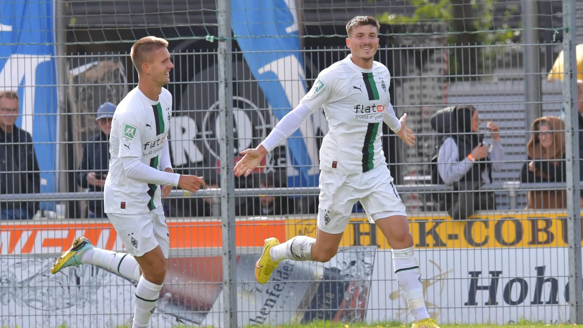 Torben Müsel und Semir Telalovic feiern einen Treffer.