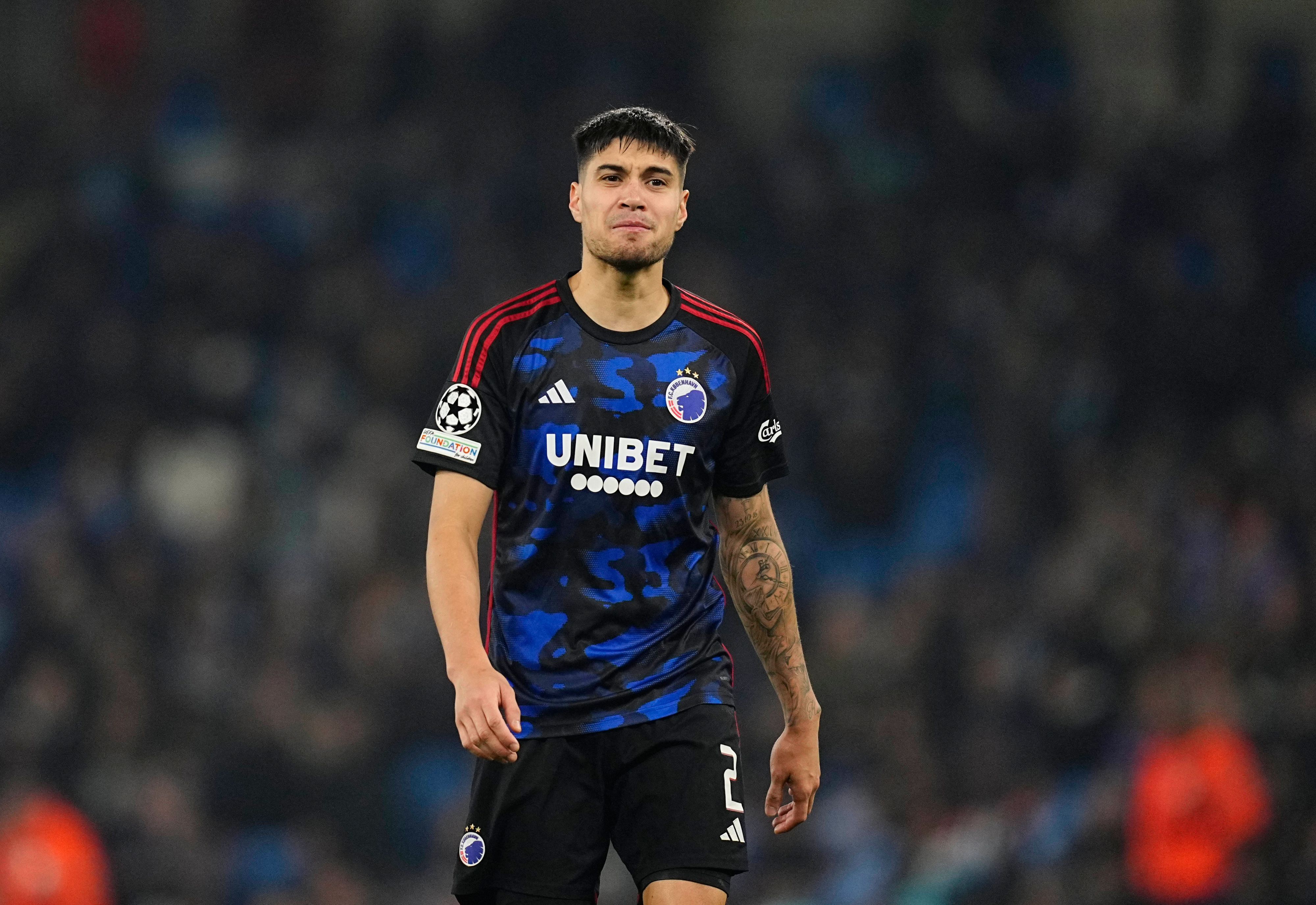 Kopenhagens Kevin Diks läuft im Champions-League-Spiel bei Manchester City über den Platz und verzieht das Gesicht.
