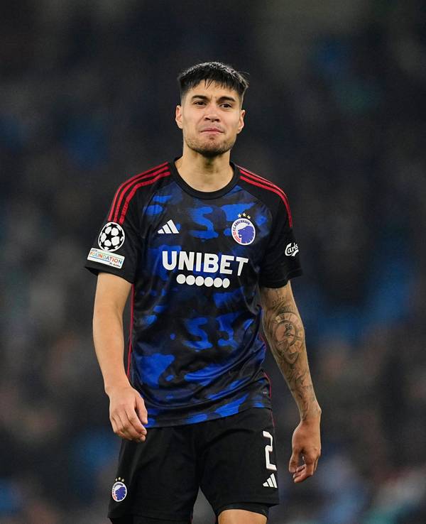 Kopenhagens Kevin Diks läuft im Champions-League-Spiel bei Manchester City über den Platz und verzieht das Gesicht.
