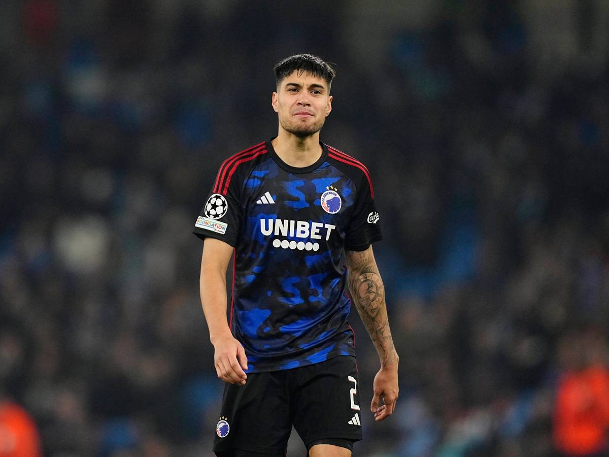 Kopenhagens Kevin Diks läuft im Champions-League-Spiel bei Manchester City über den Platz und verzieht das Gesicht.