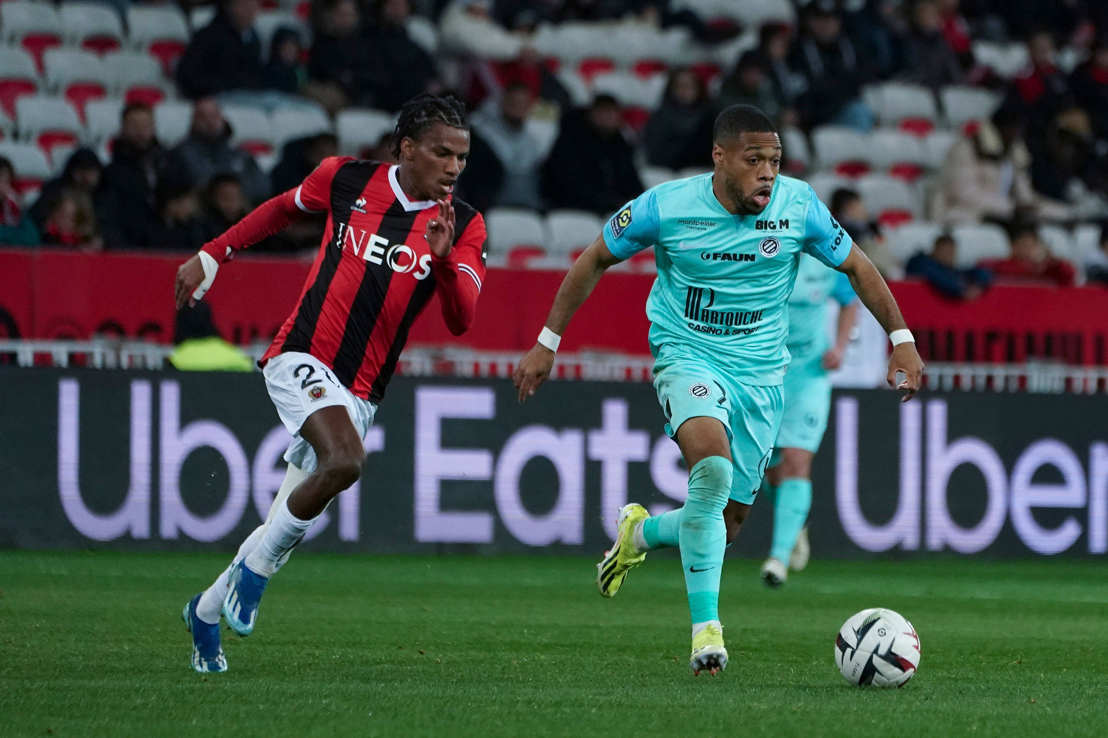 Montpelliers Arnaud Nordin führt den Ball, Nizzas Hicham Boudaoui verfolgt ihn.
