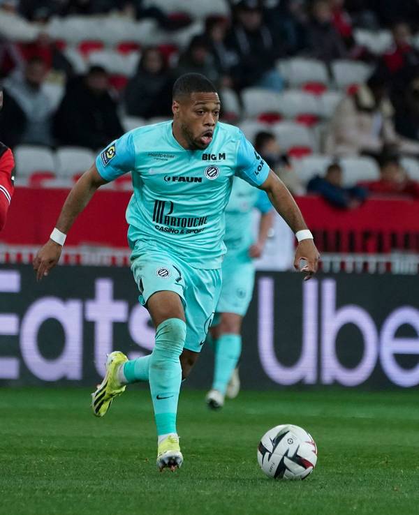 Montpelliers Arnaud Nordin führt den Ball, Nizzas Hicham Boudaoui verfolgt ihn.